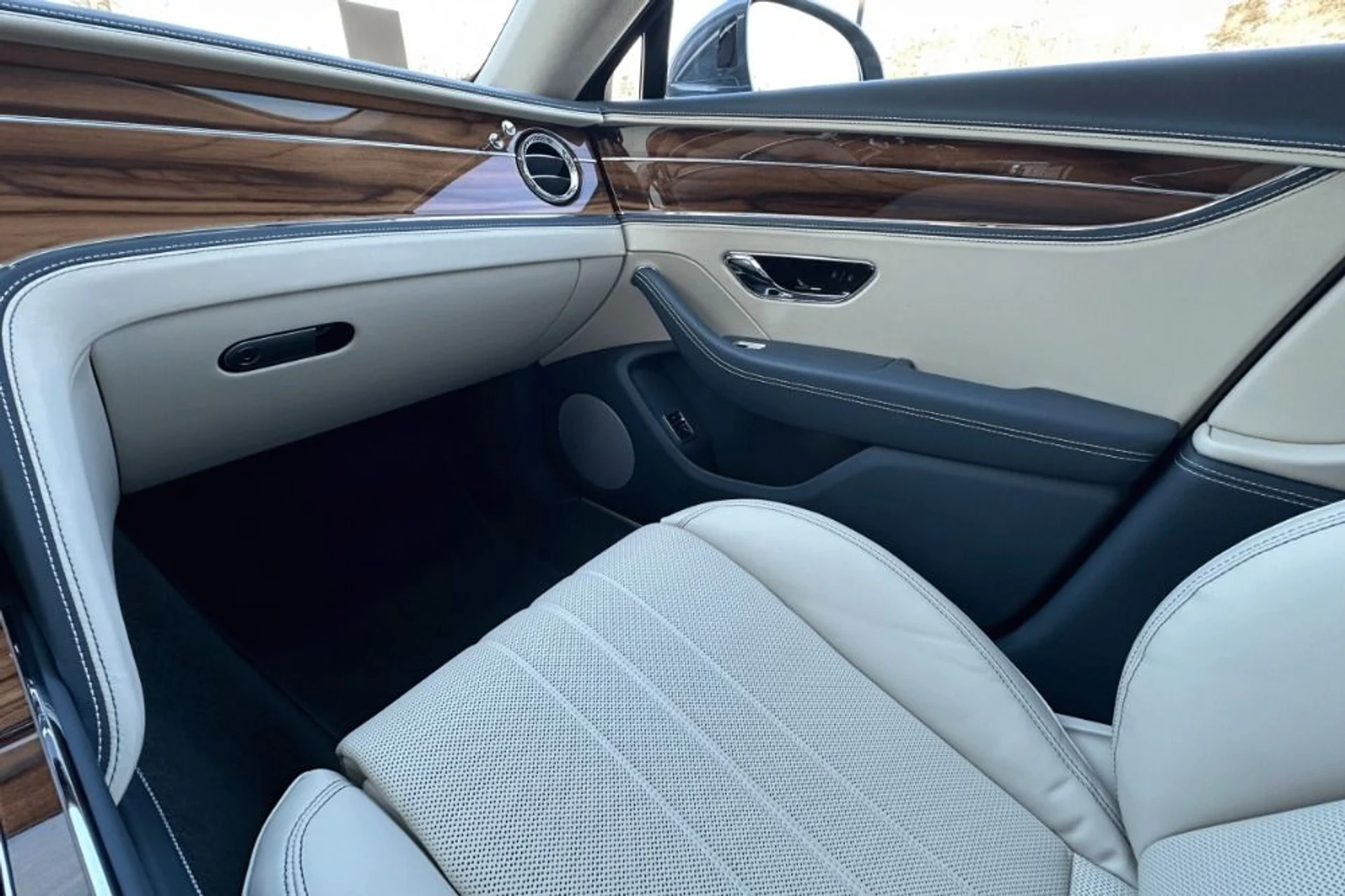 mph011_1483620854_Used_2024_Bentley_Flying_Spur_Edition_8_1769780862_5276e13b54