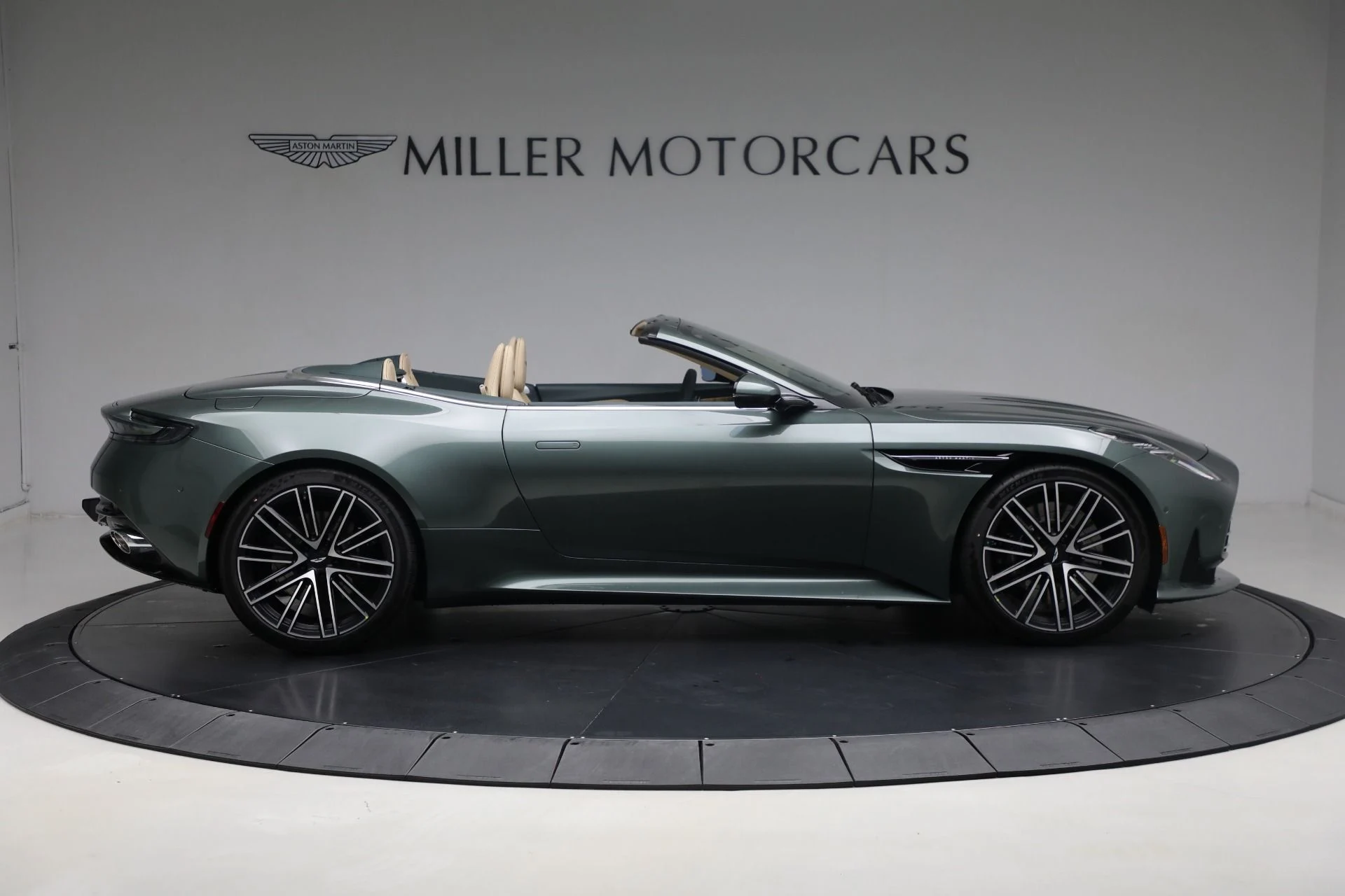 mph011_1509005093_New_2025_Aston_Martin_DB_12_Volante_16e41178da
