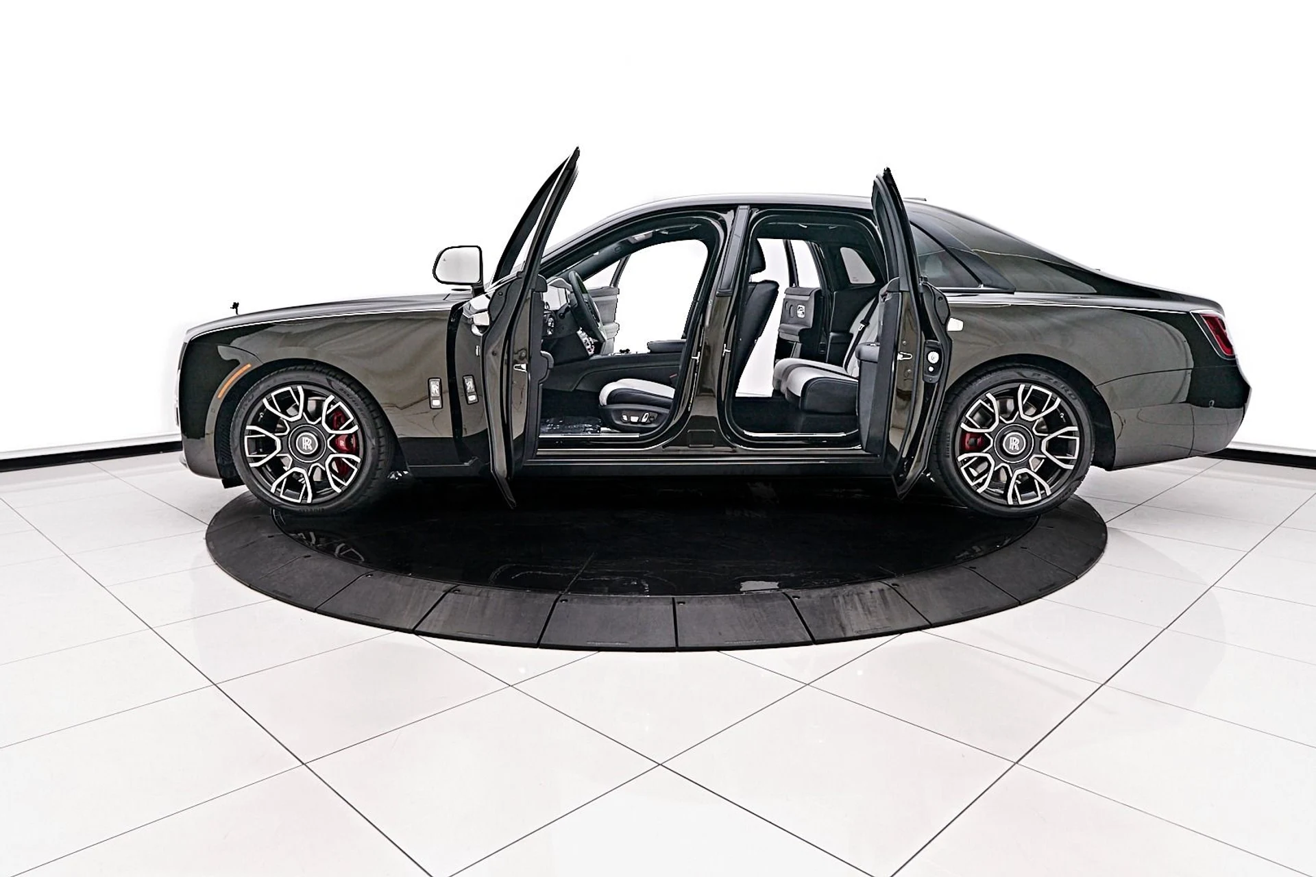 mph011_1520507793_Used_2023_Rolls_Royce_Ghost_Black_Badge_1735615449_22cf7c2bc7