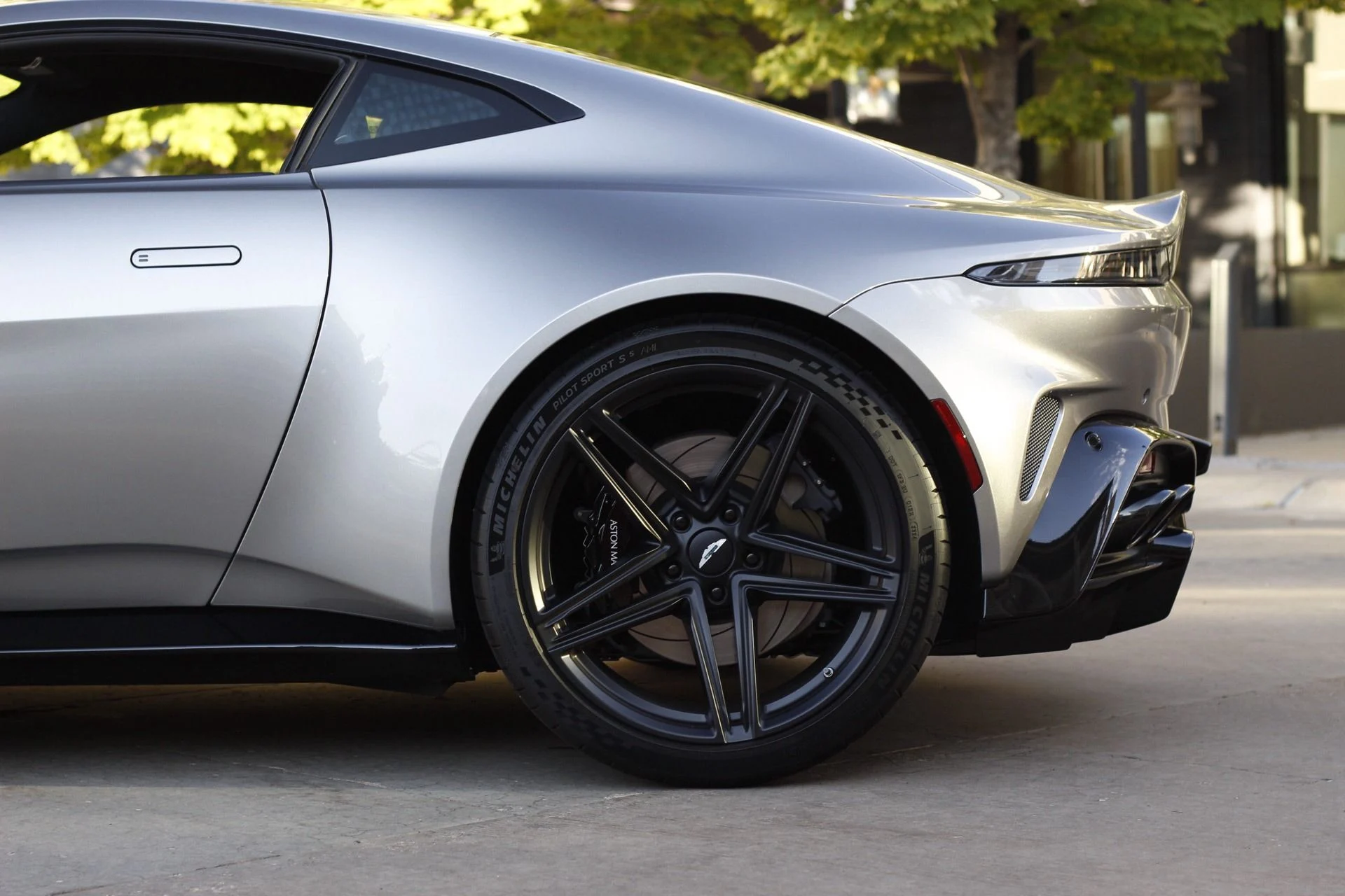 mph011_1521847718_Used_2025_Aston_Martin_Vantage_1788306653_fcf7bd306c