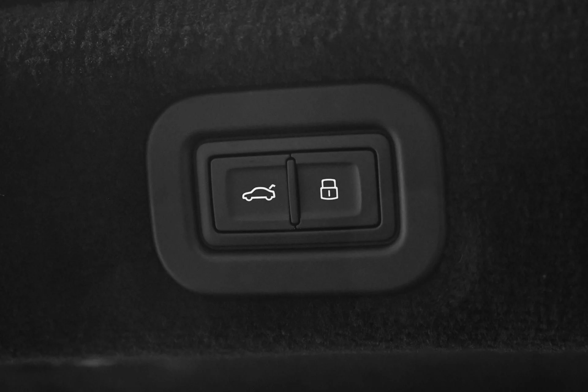mph011_1526157860_Used_2023_Bentley_Flying_Spur_Azure_1755332863_337f509400