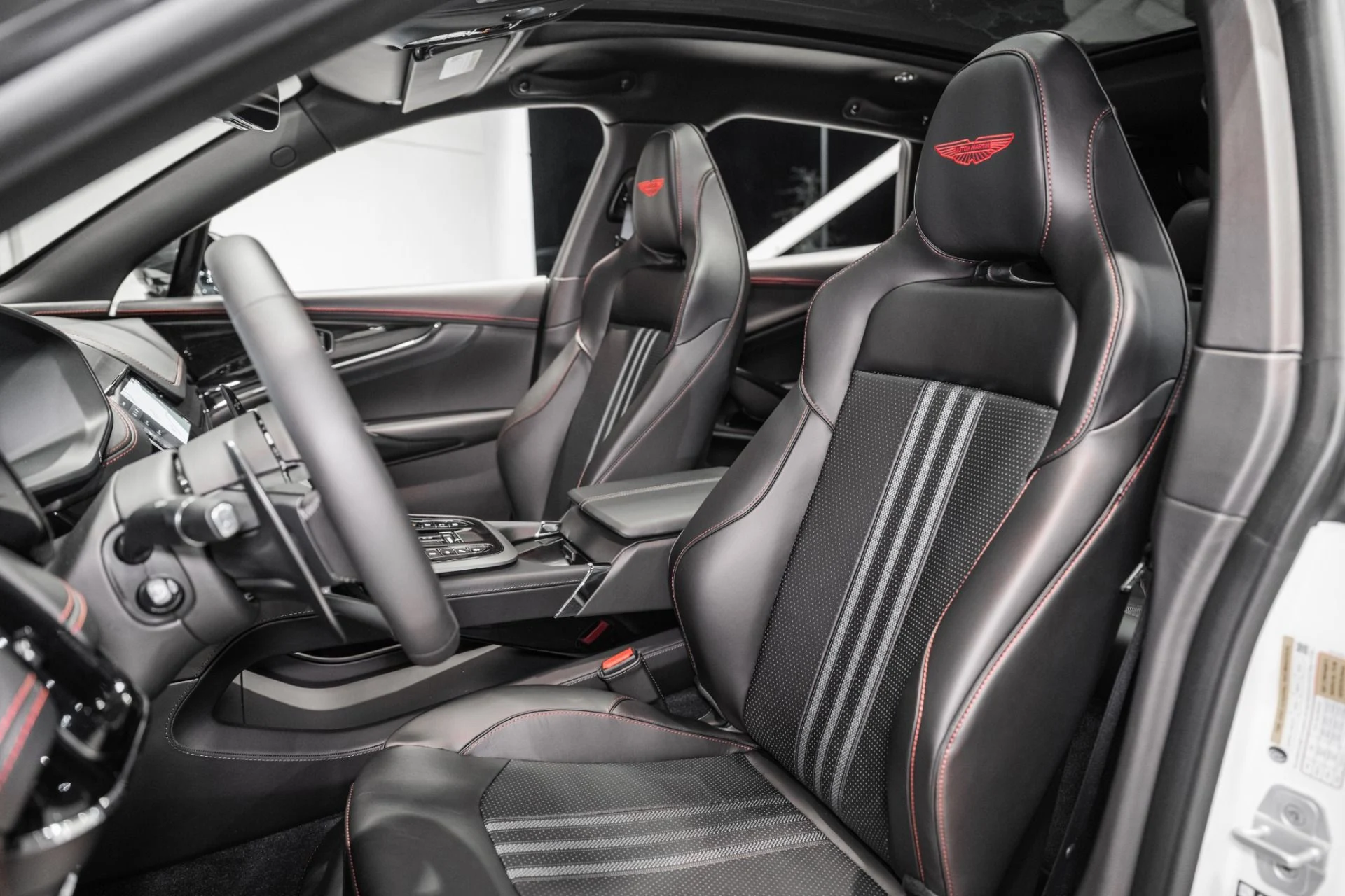 mph011_1543104735_New_2026_Aston_Martin_DBX_707_1765217762_1c96283f44