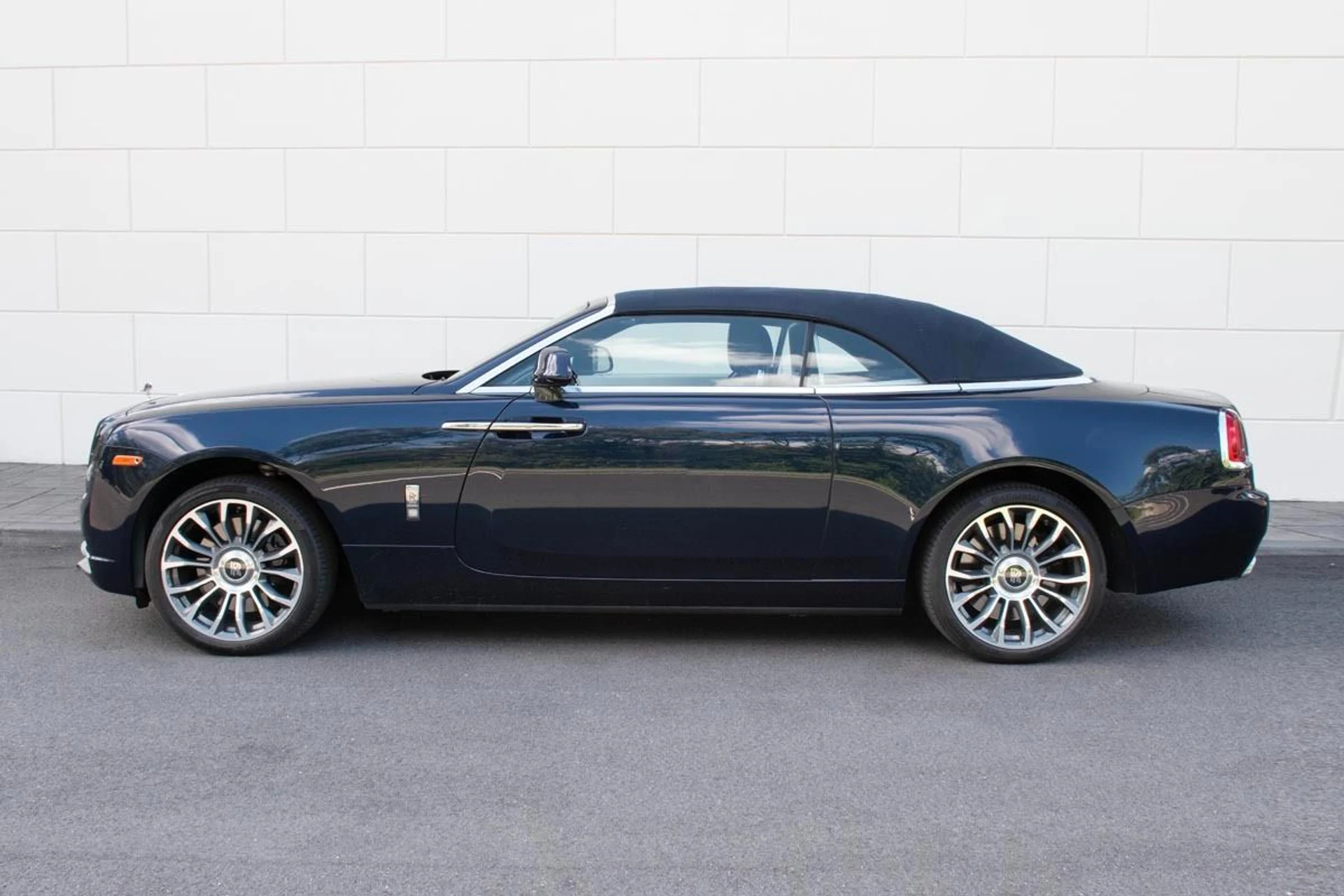 mph011_1556318667_Used_2018_Rolls_Royce_Dawn_1724424389_2a338bb9e8