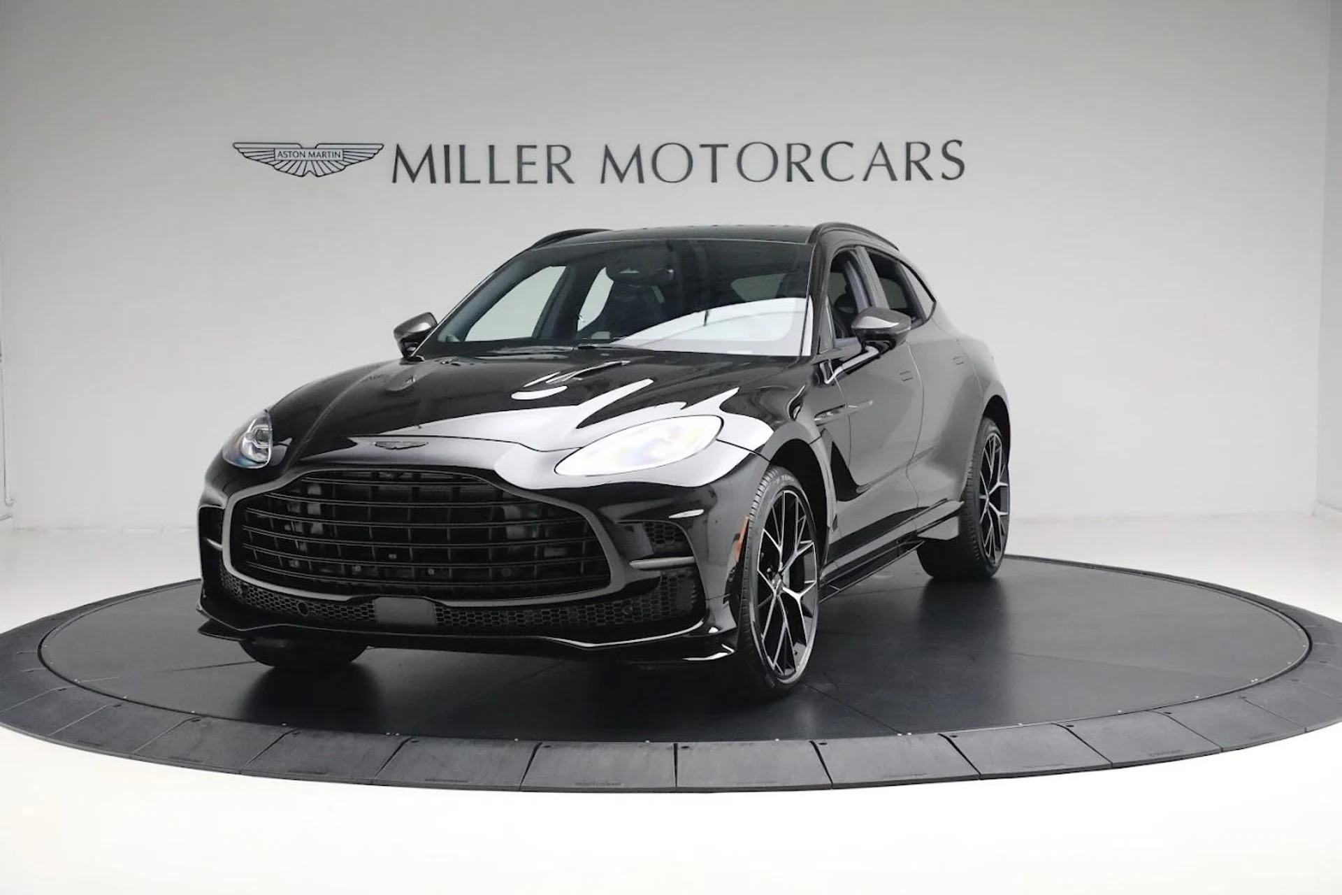 mph011_1575776313_New_2025_Aston_Martin_DBX_707_459bda945e