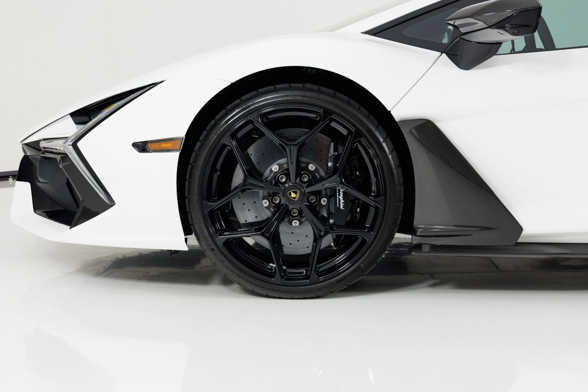 mph011_1632325135_Used_2024_Lamborghini_Revuelto_1786042561_7e91f29f8e