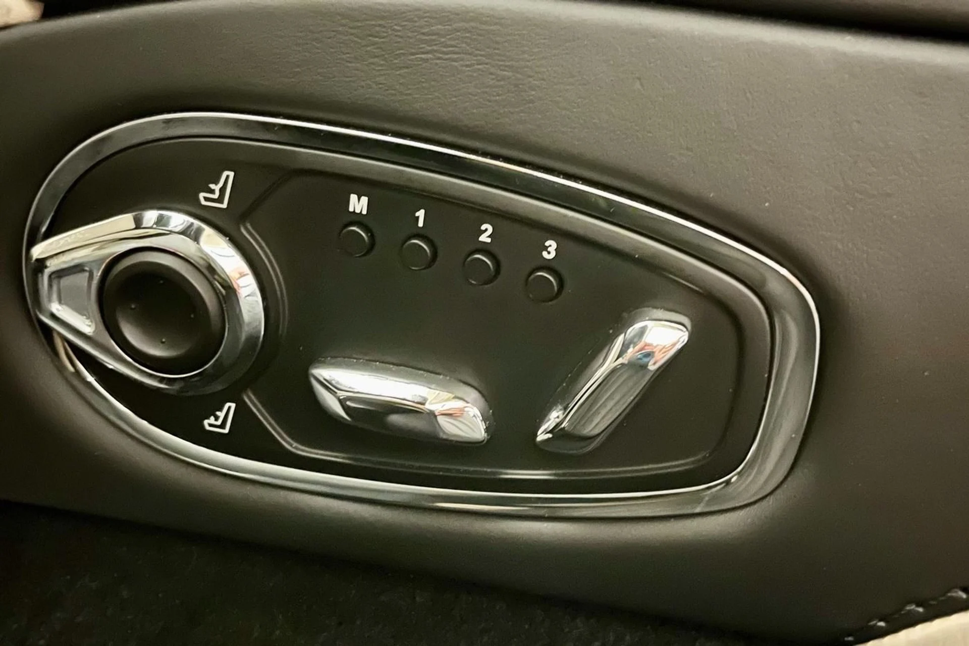 mph011_1634278603_Used_2018_Aston_Martin_DB_11_V8_1763145182_5db17ad028