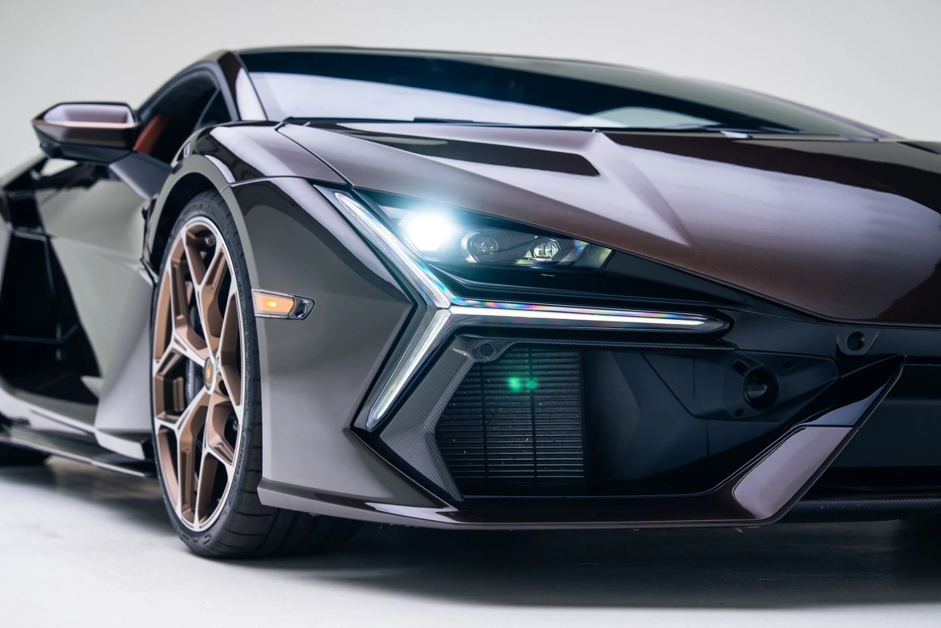 mph011_1642437315_Used_2025_Lamborghini_Revuelto_1764978573_c80ef3fc76