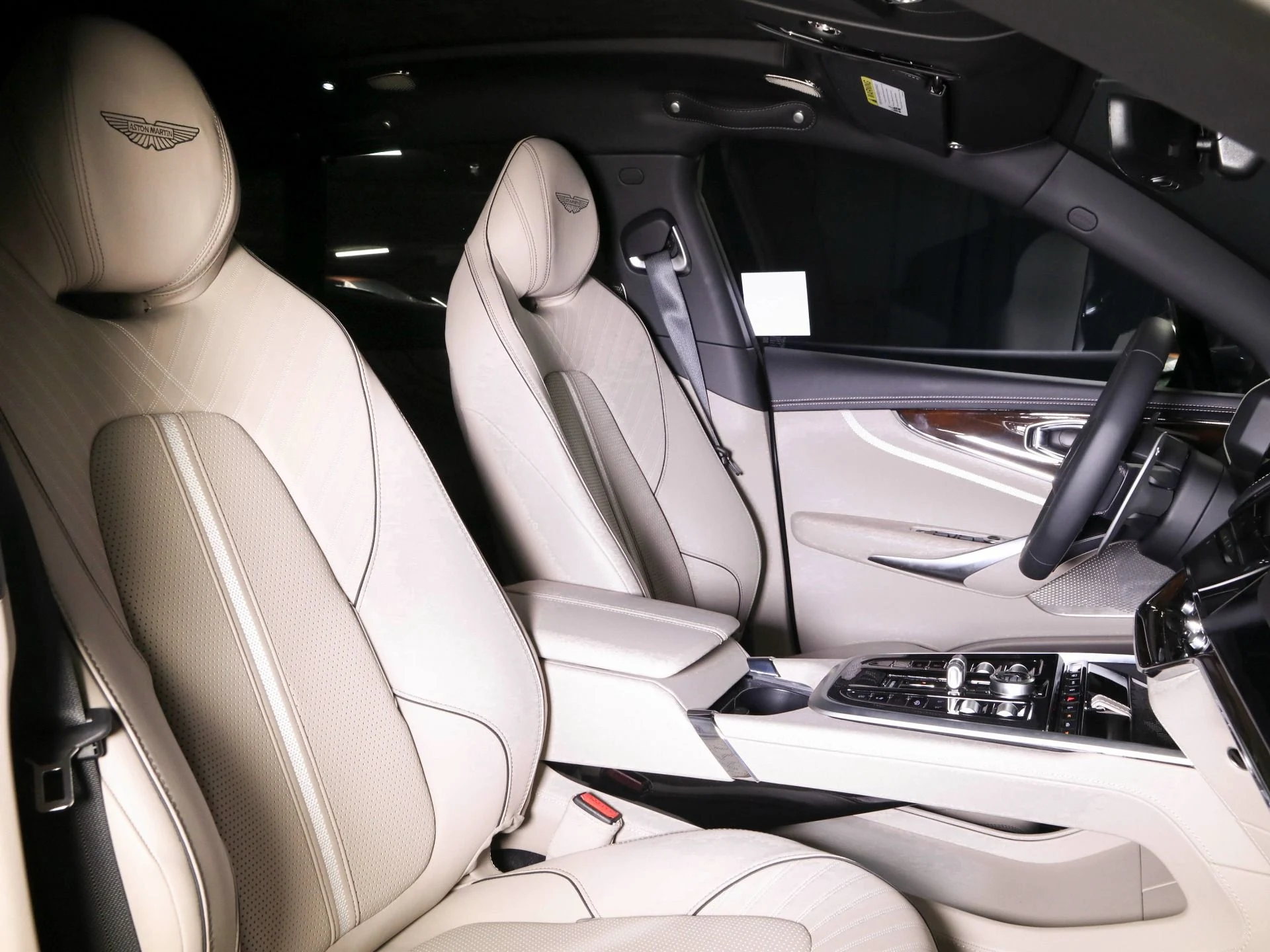 mph011_1667294341_New_2025_Aston_Martin_DBX_707_1768455345_ba992c8713