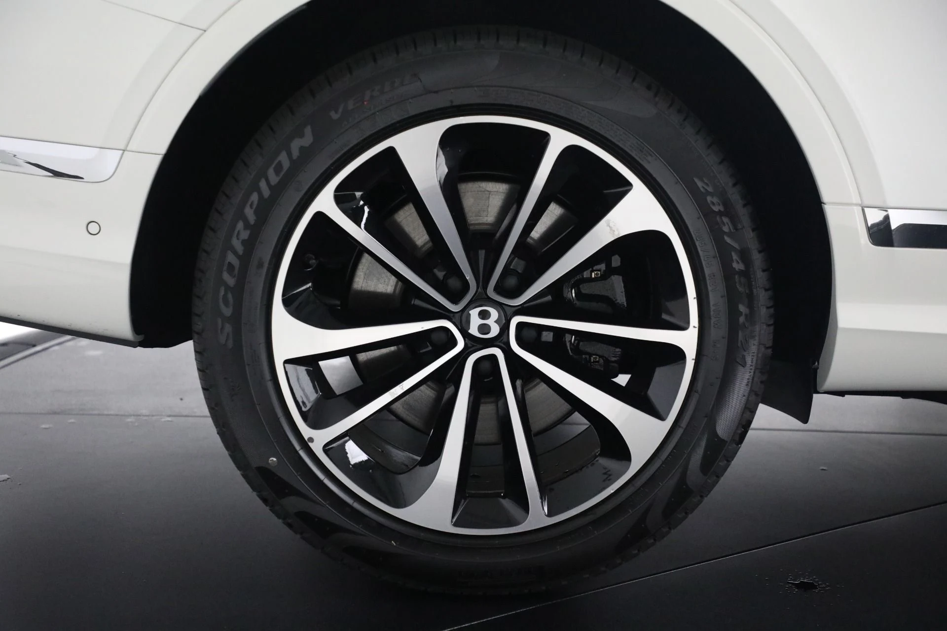 mph011_1704606228_New_2025_Bentley_Bentayga_V8_98f0b8c631