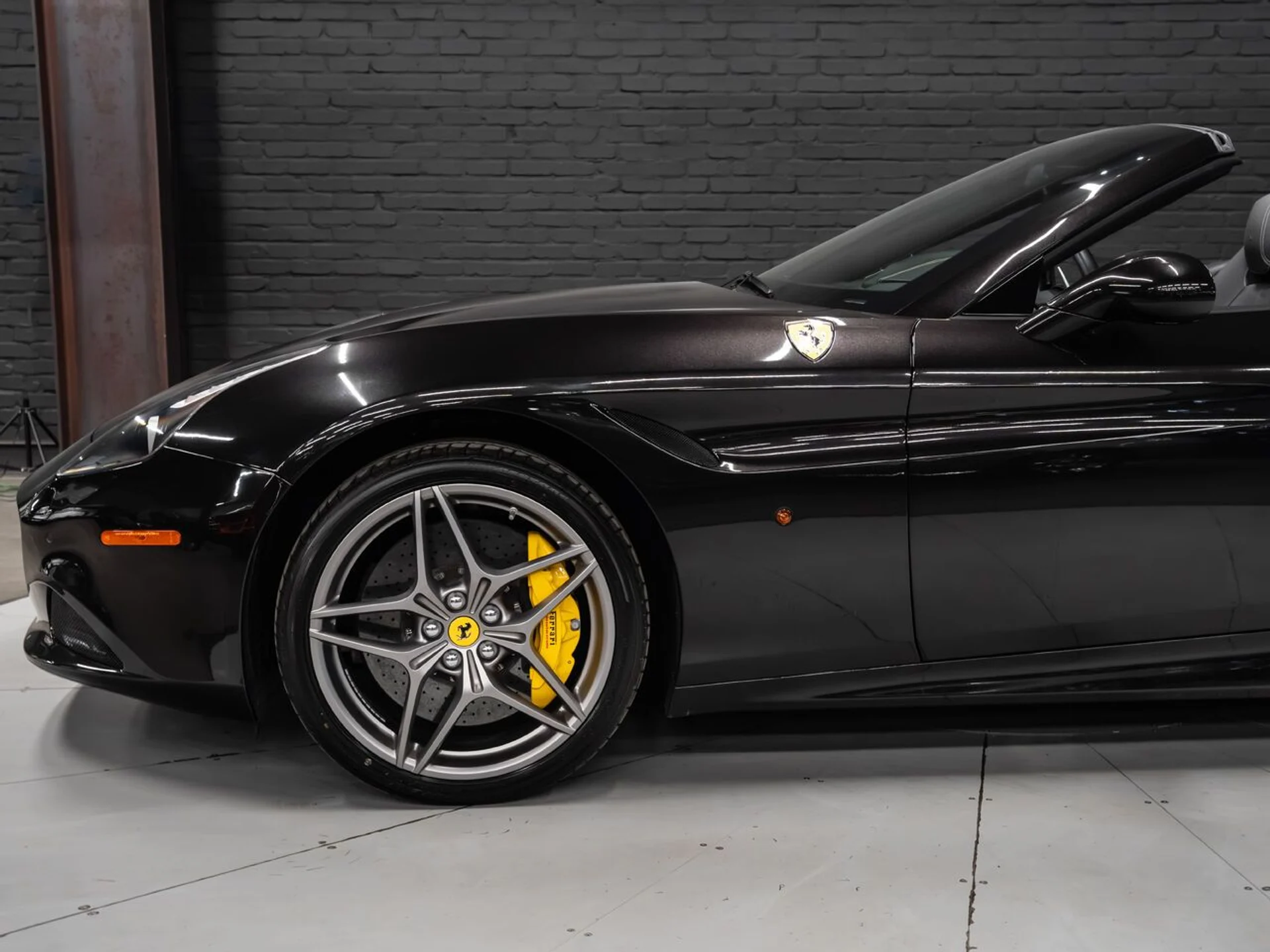 mph011_1711406644_ferrari_california_2015_ab0a385e8a