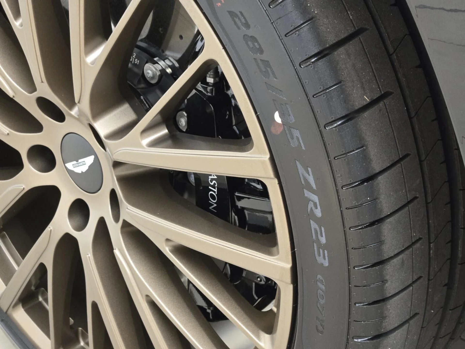 mph011_1719168837_New_2026_Aston_Martin_DBX_707_1761716885_381a730f54