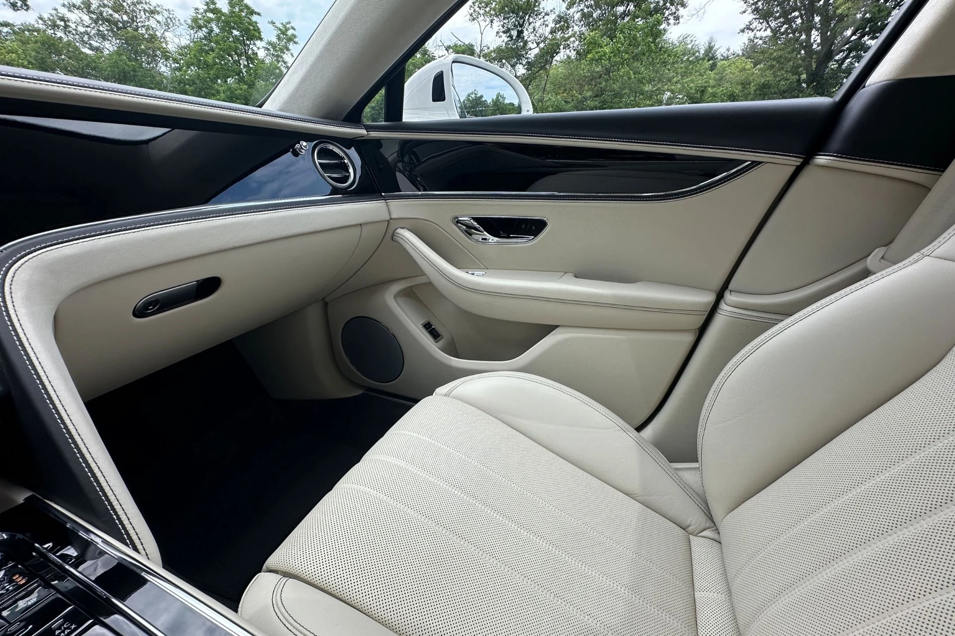 mph011_1752420235_Used_2023_Bentley_Flying_Spur_Hybrid_Hybrid_1782128898_405488b22a