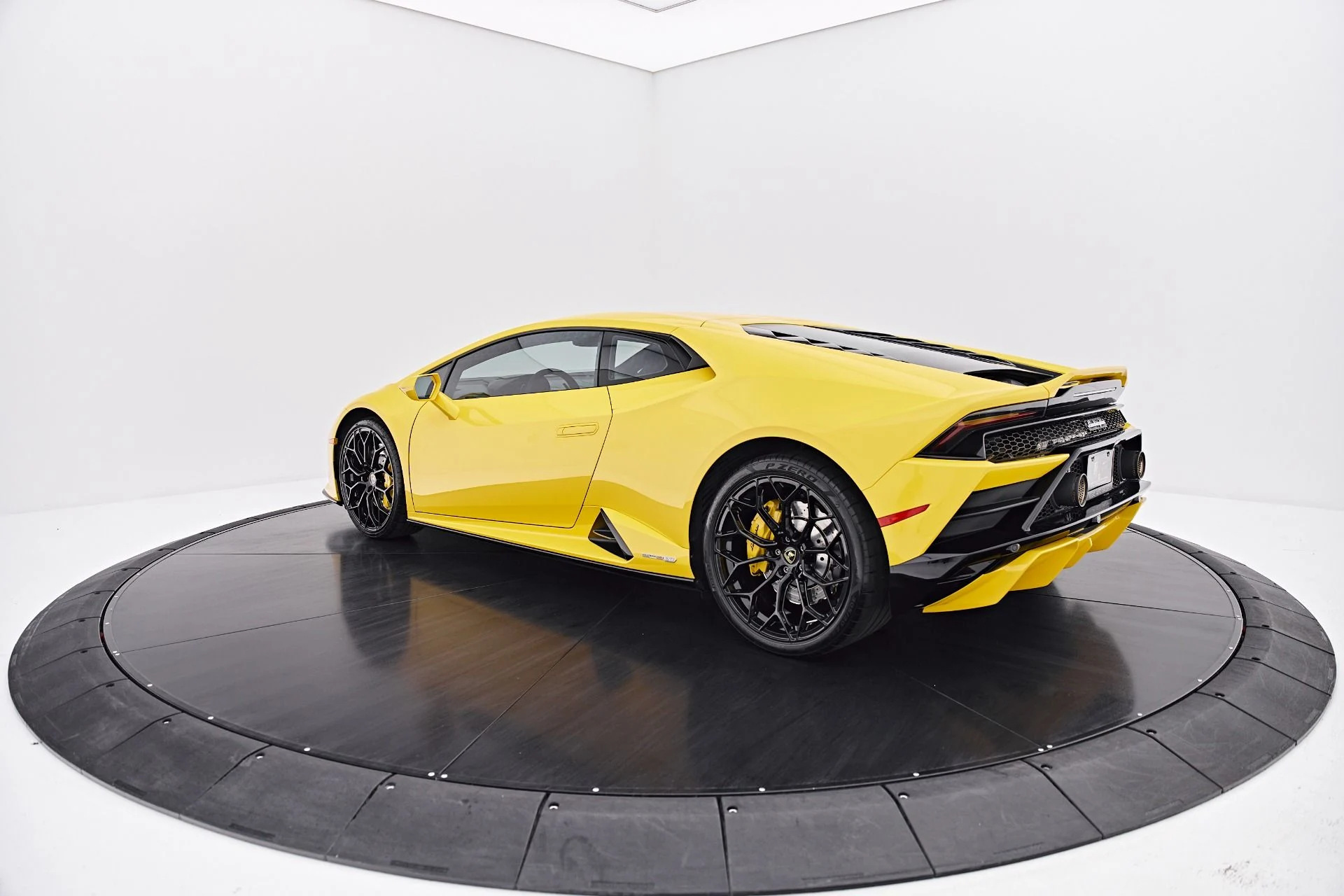 mph011_177147277_Used_2022_Lamborghini_Huracan_EVO_Base_1787357792_b7f0d53f07
