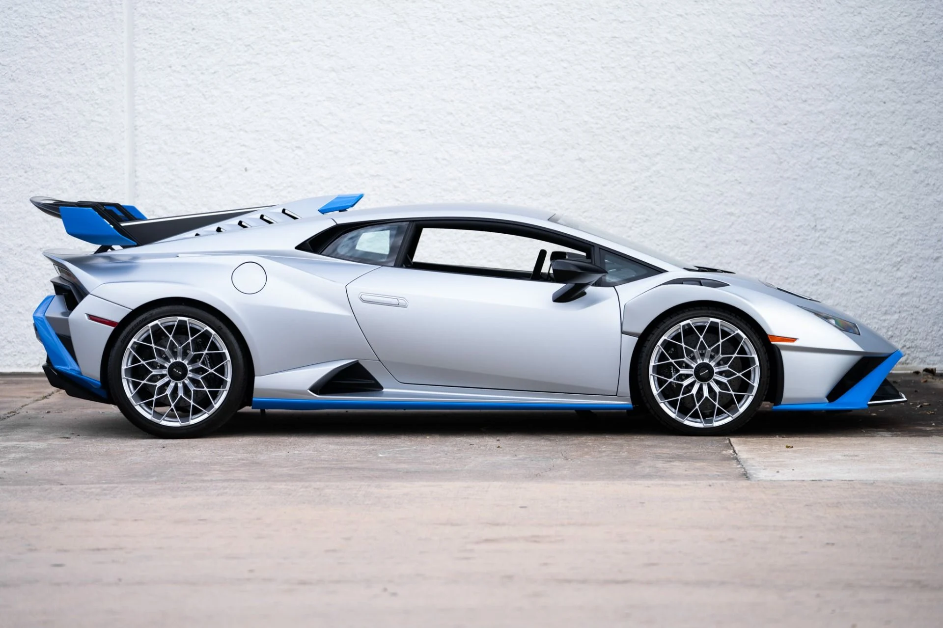mph011_1792577001_Used_2023_Lamborghini_Huracan_STO_1760737861_1a16410b9a