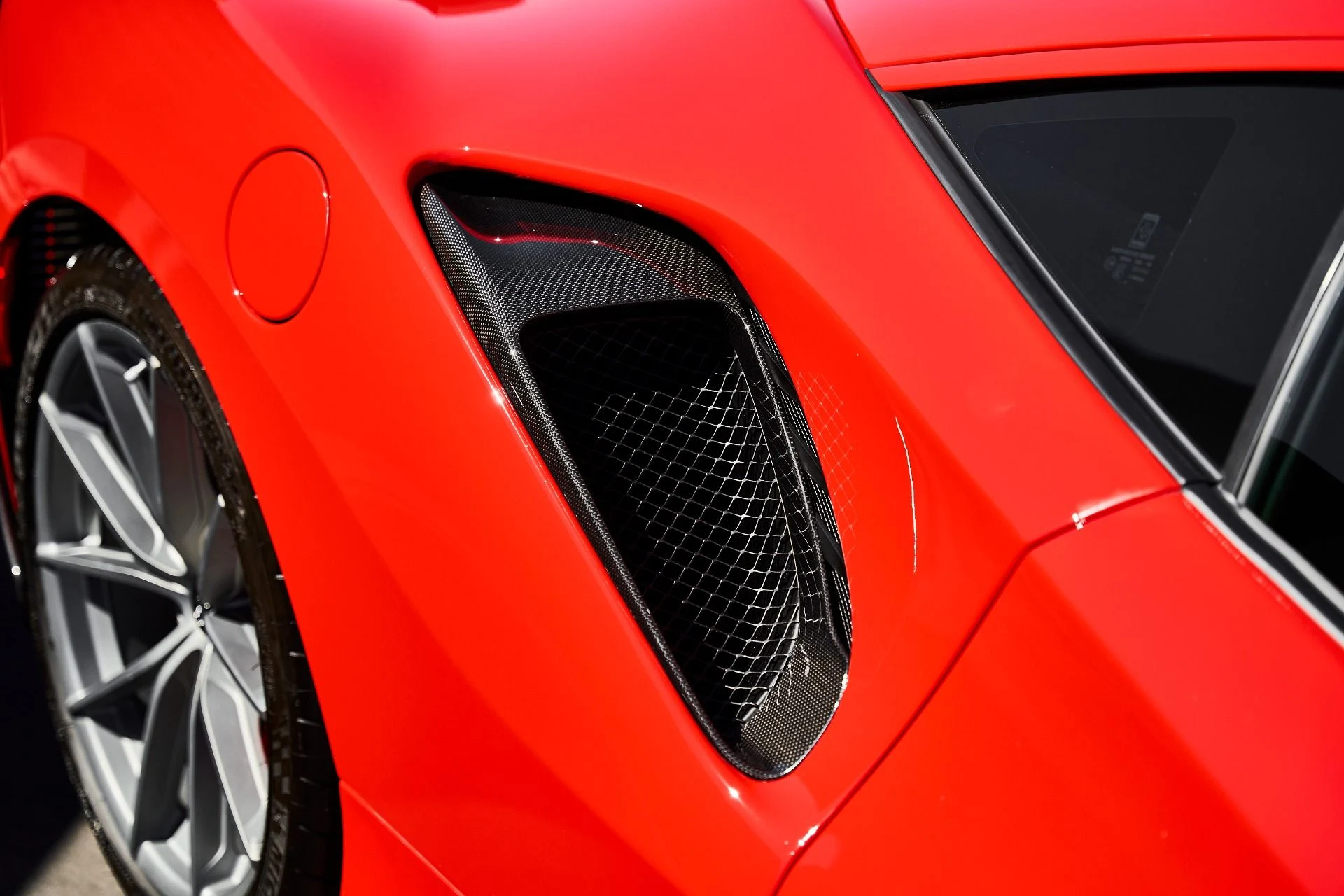 mph011_1796128232_Used_2020_Ferrari_488_Pista_Base_1785808764_e66d43a4df