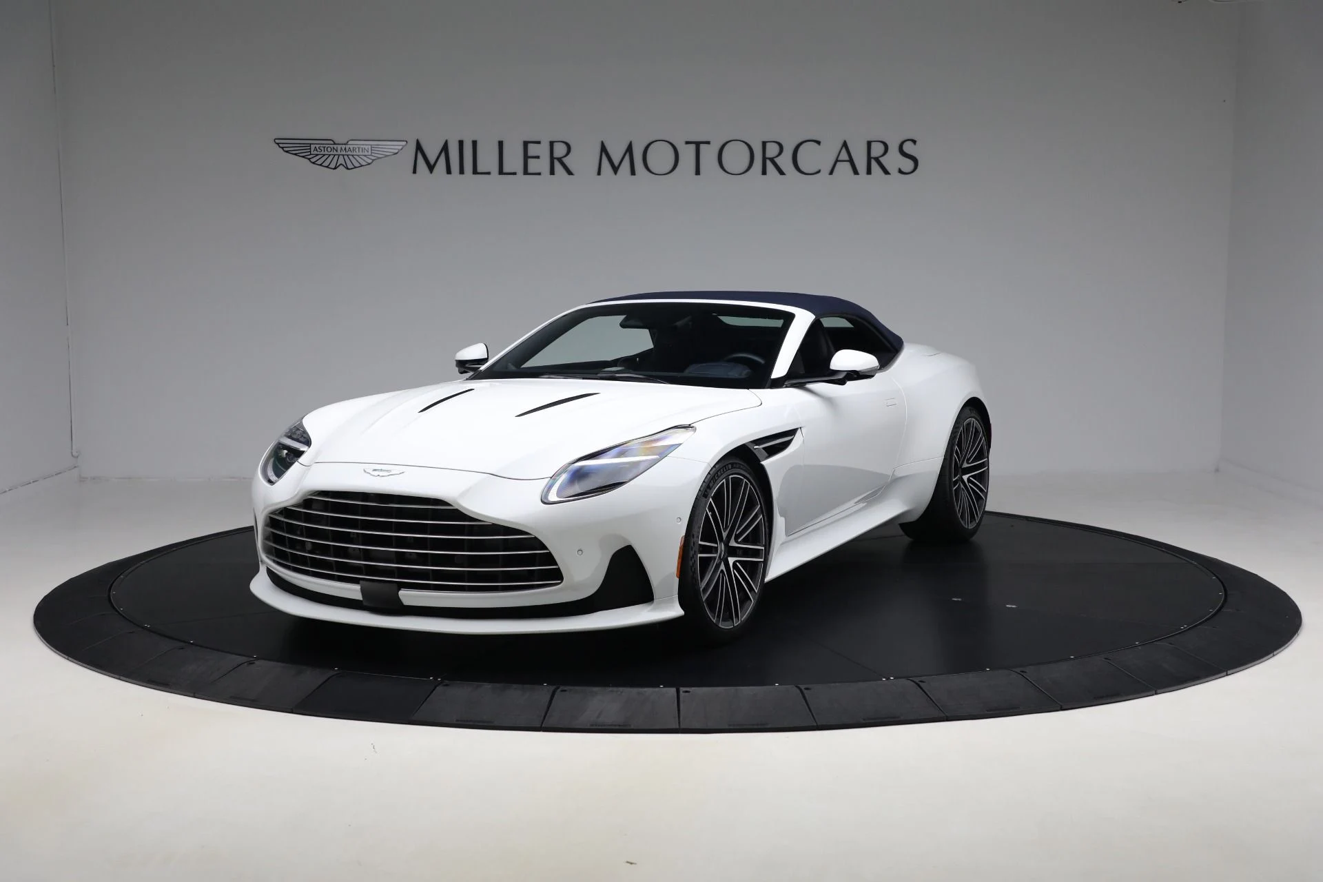 mph011_1799623776_Used_2024_Aston_Martin_DB_12_Volante_eedc634ea5