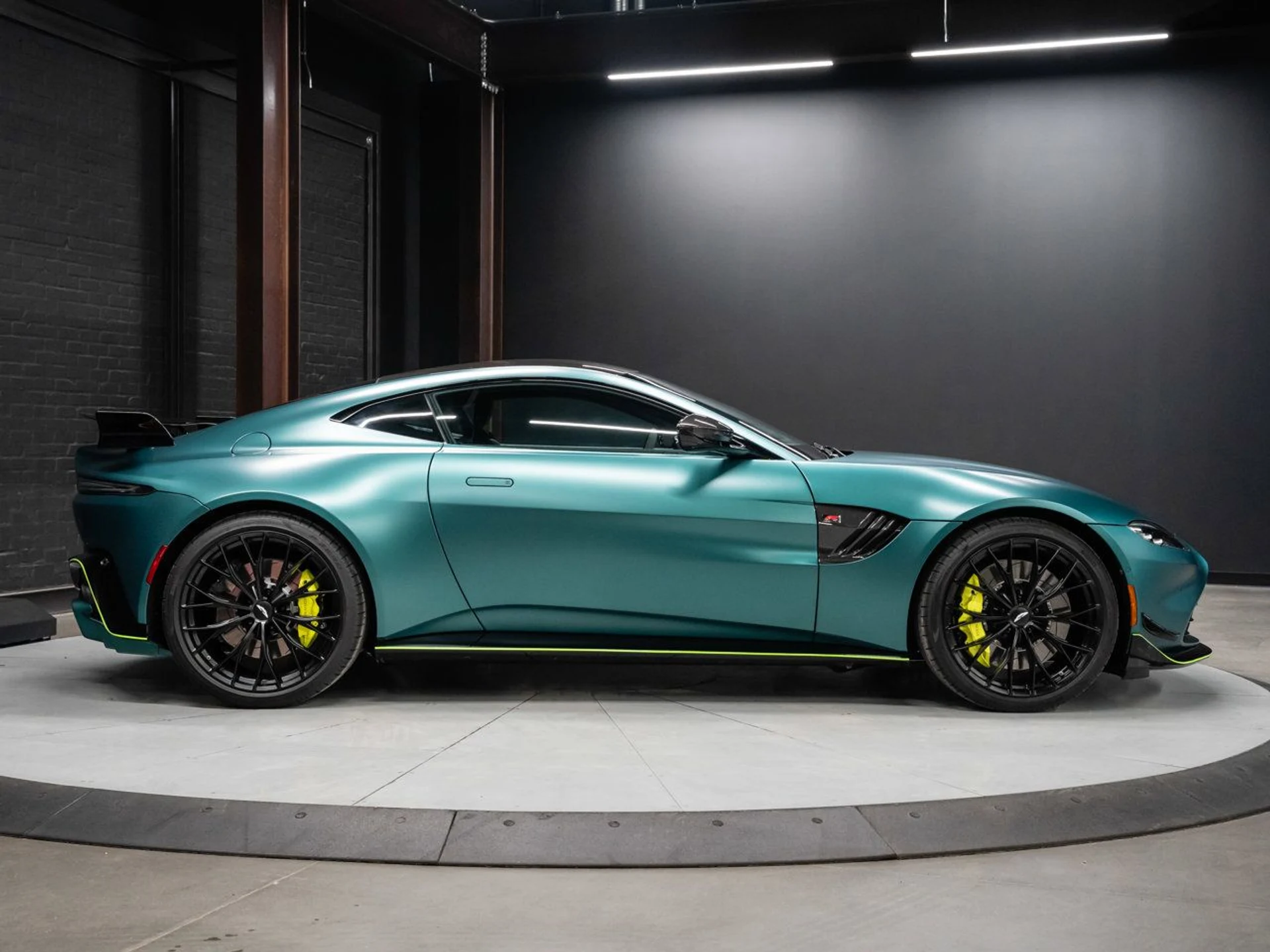 mph011_1806783247_aston_martin_vantage_2023_3fac50bd4c