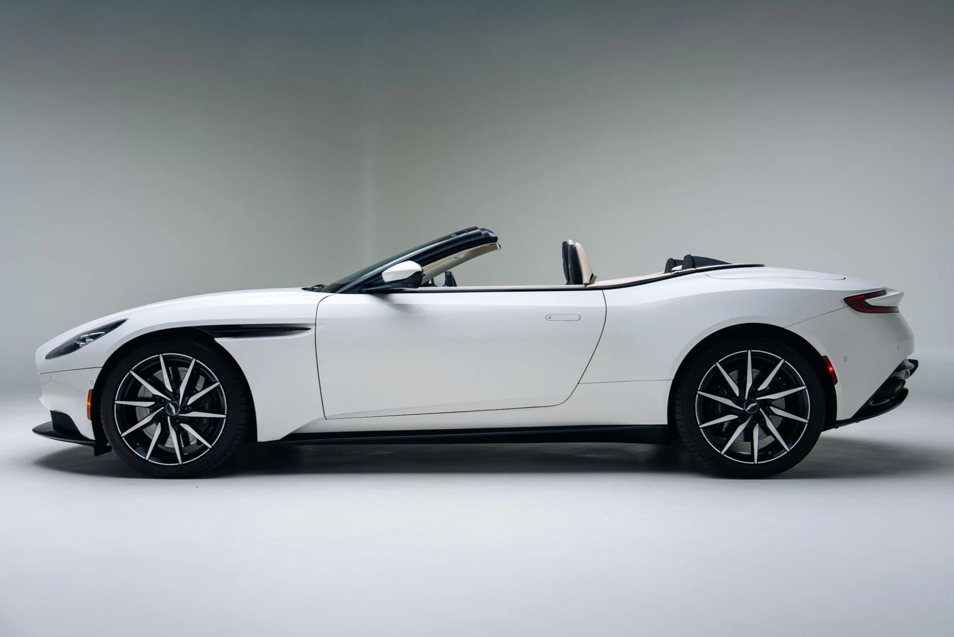 mph011_1814026455_Used_2020_Aston_Martin_DB_11_Volante_1764802988_c184cc864b