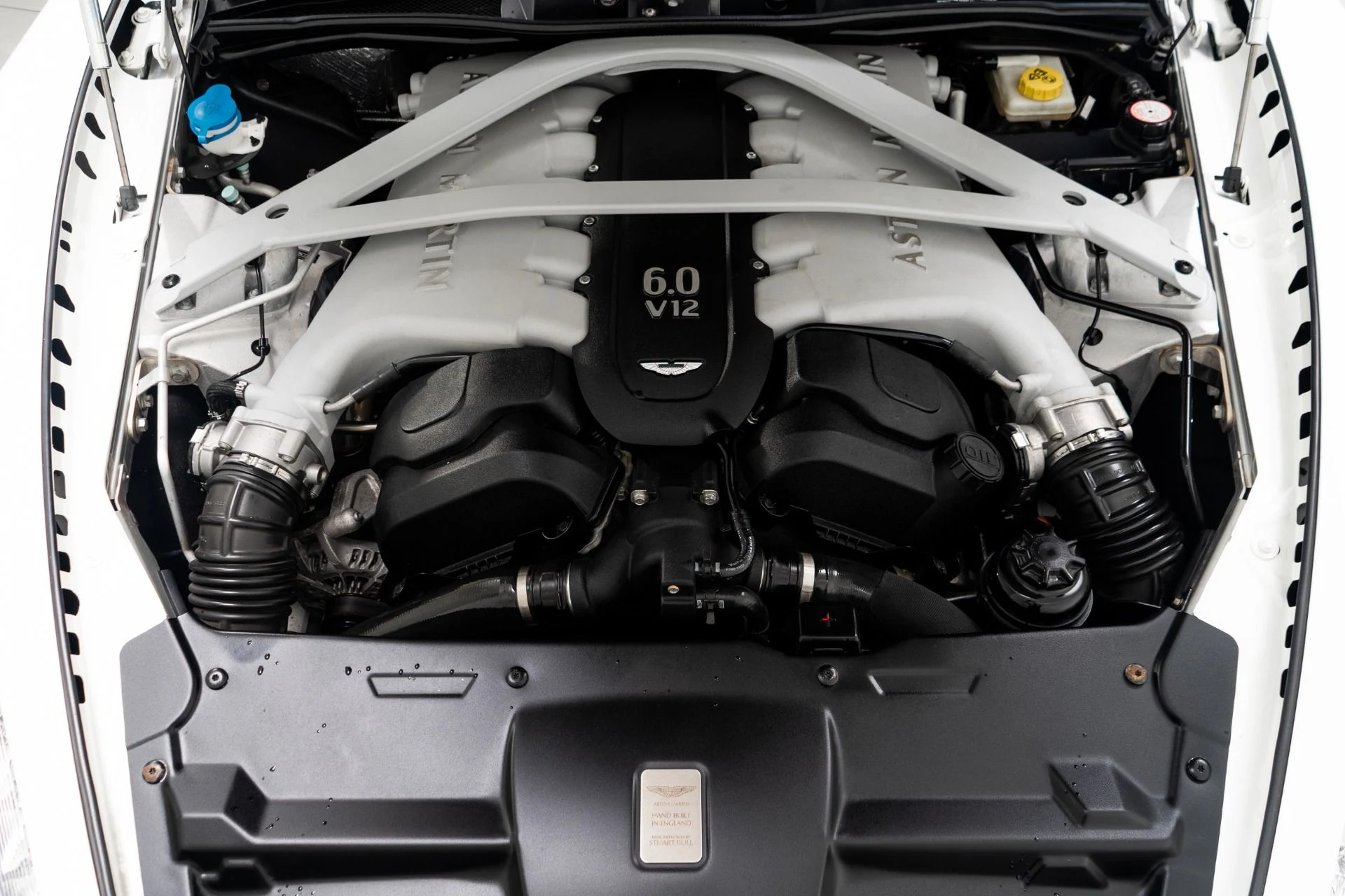 mph011_1820747858_Used_2014_Aston_Martin_DB_9_Volante_1756220918_1d04736b7d