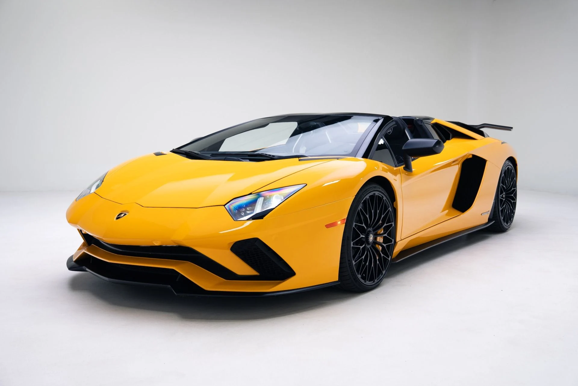 mph011_1822659943_Used_2018_Lamborghini_Aventador_Roadster_LP_740_4_S_1767990844_9c85dd76e1