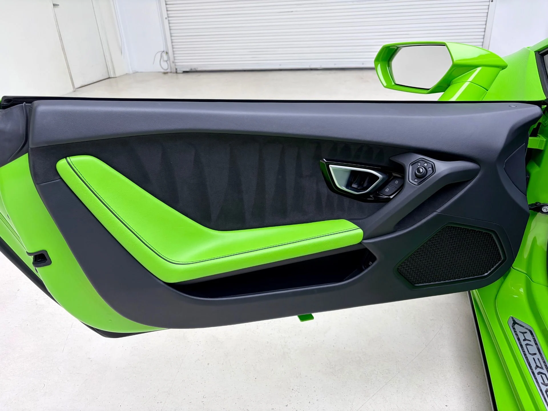 mph011_1824516144_Used_2022_Lamborghini_Huracan_EVO_1777741281_1e480658f2