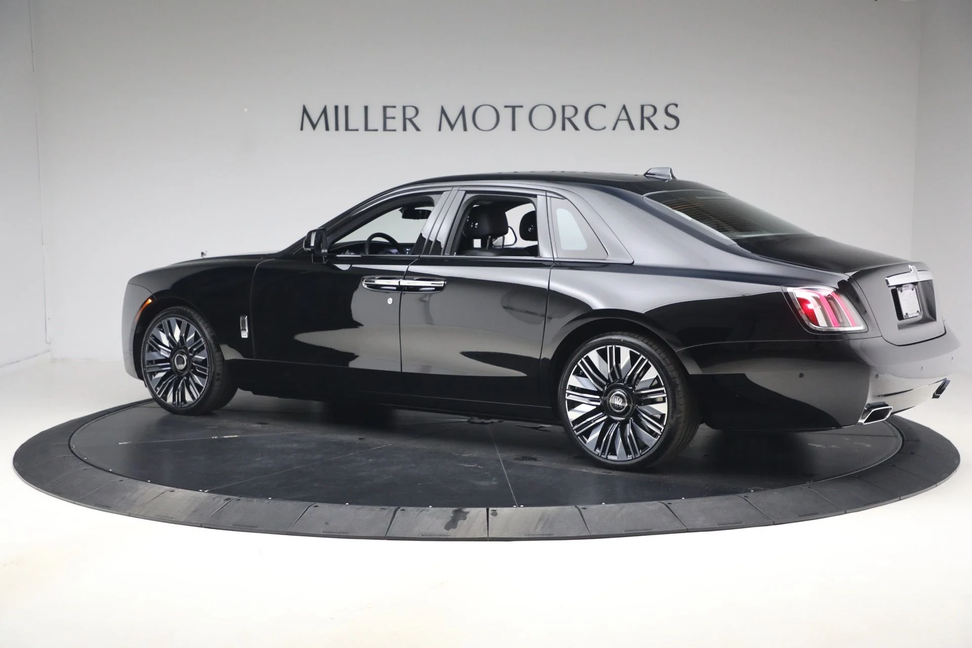 mph011_1825052707_New_2026_Rolls_Royce_Ghost_479d92b943