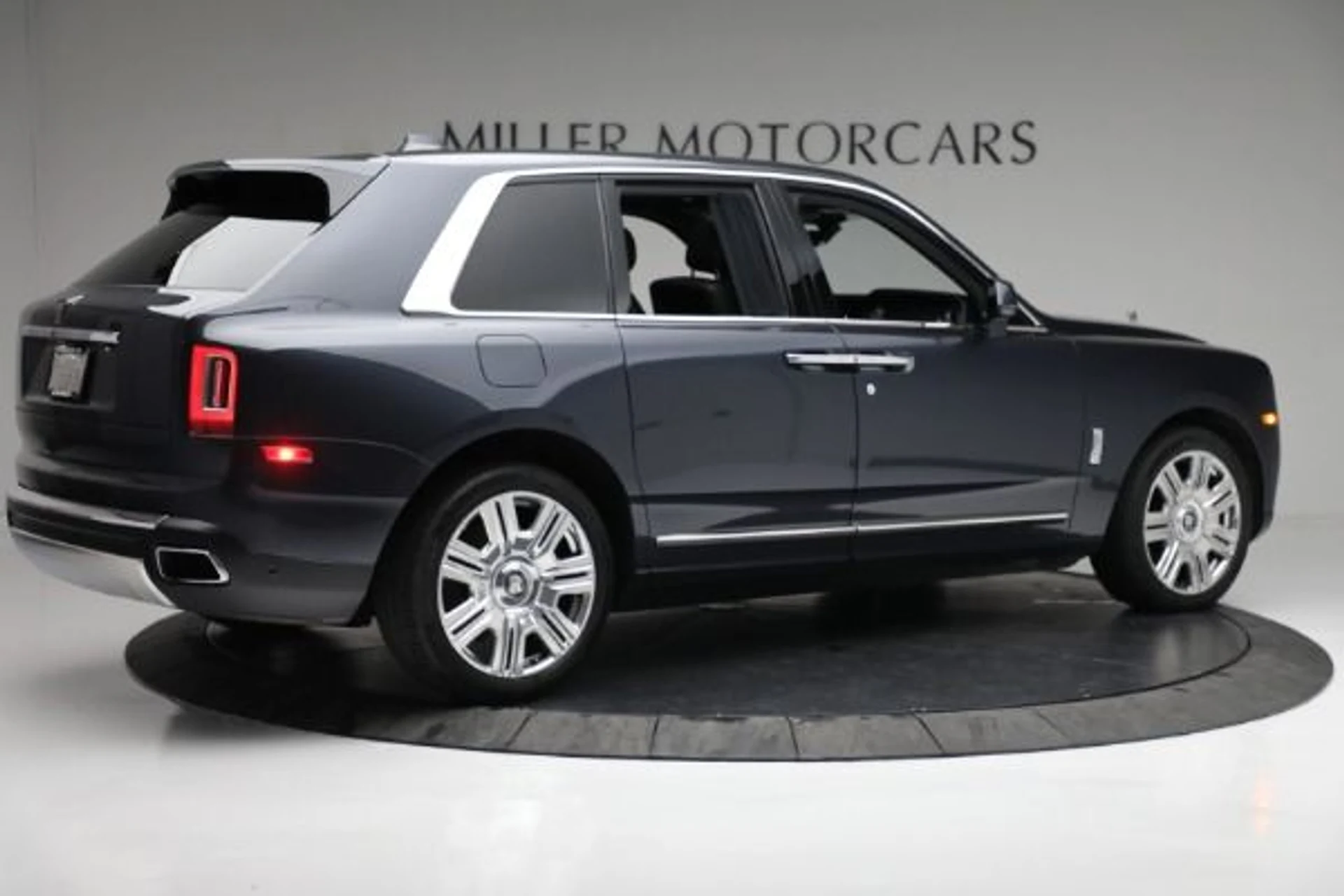 mph011_1833371849_Used_2019_Rolls_Royce_Cullinan_1000caa0ff