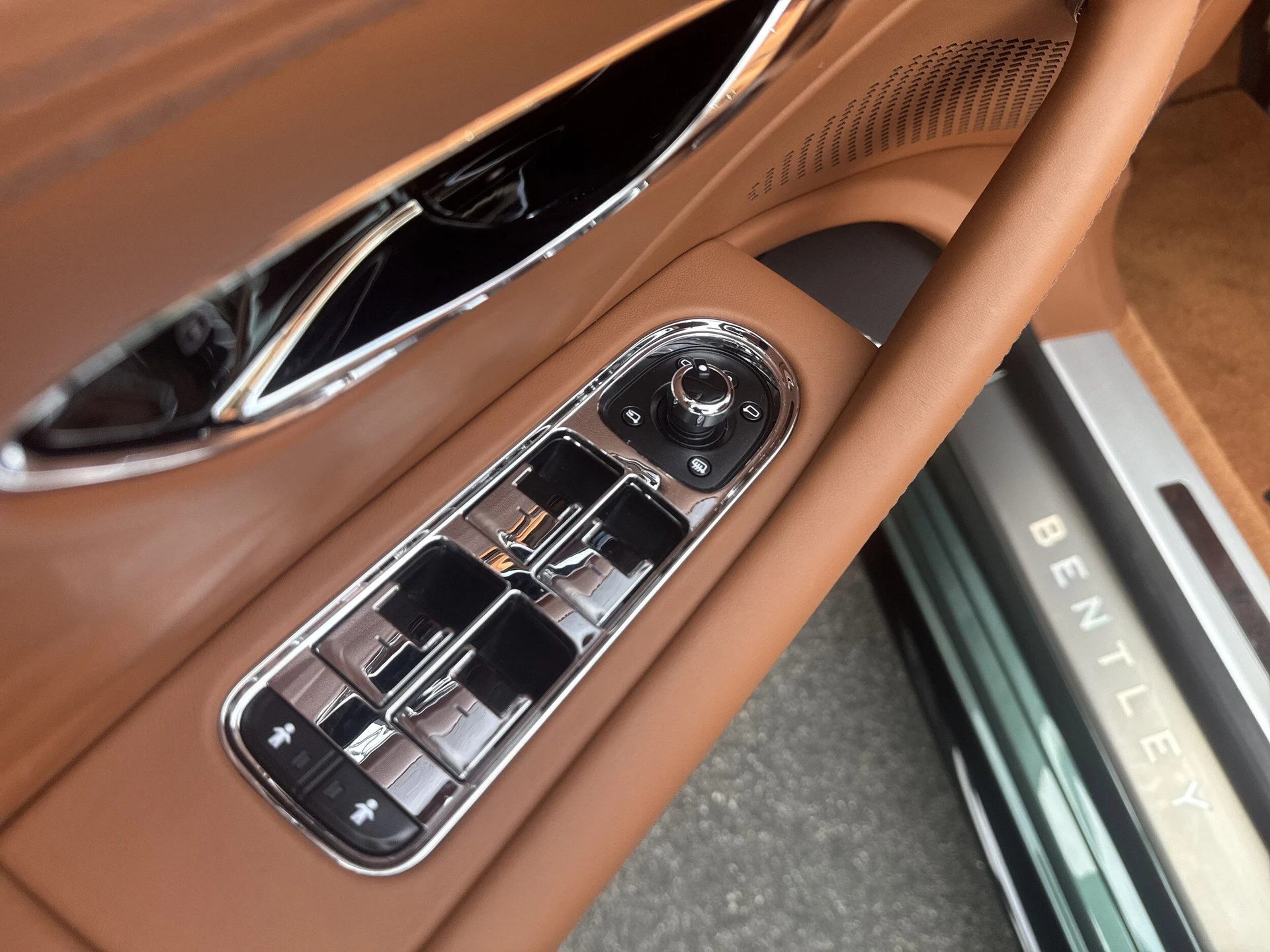 mph011_1843279783_503a7c4db08d27e7ce53432fed6d0b24x_5706ebd899