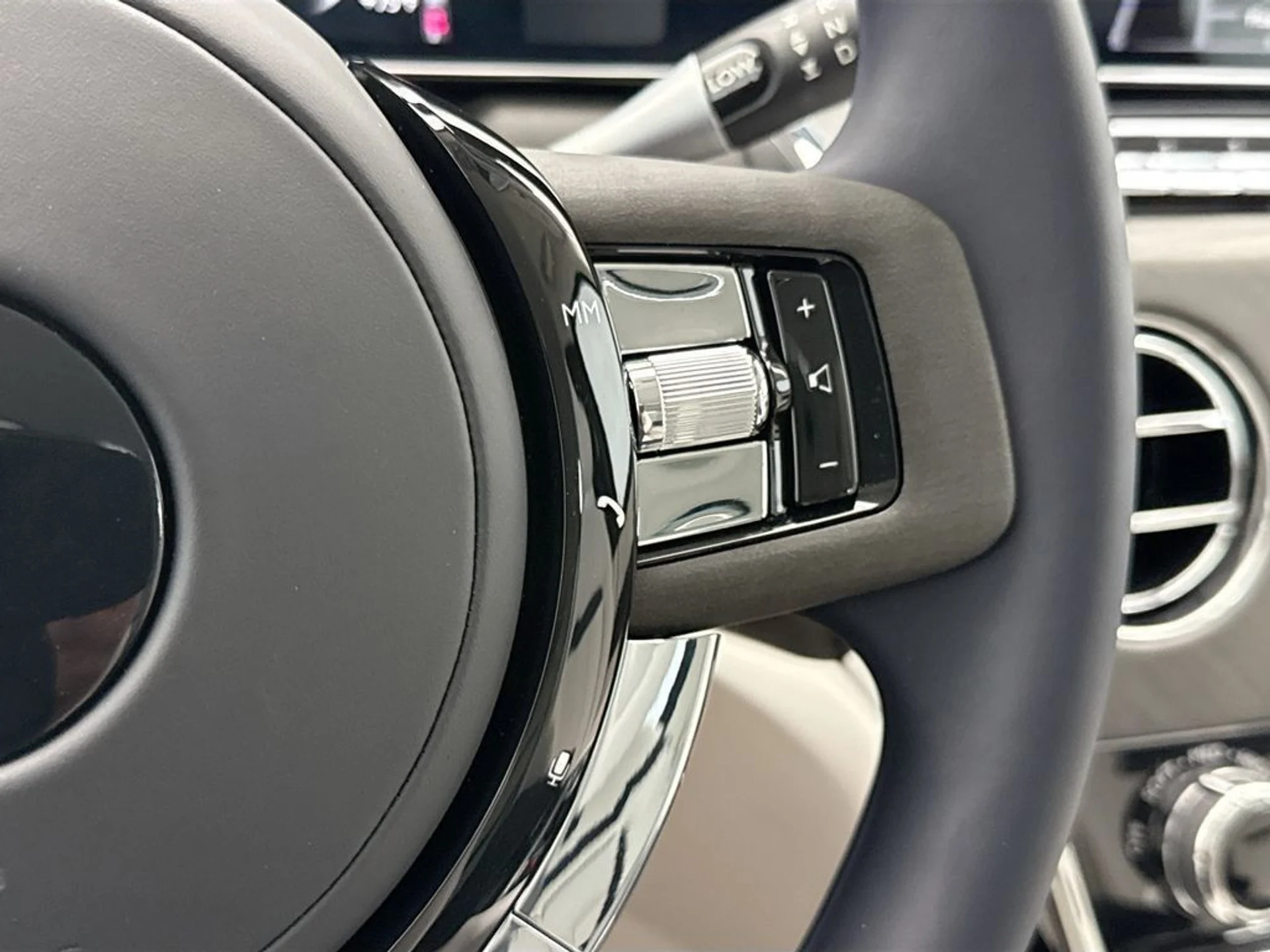 mph011_1846032735_used_2026_rolls_royce_cullinan_sportutility_8119_23009484_12_1024_6126f95d1e