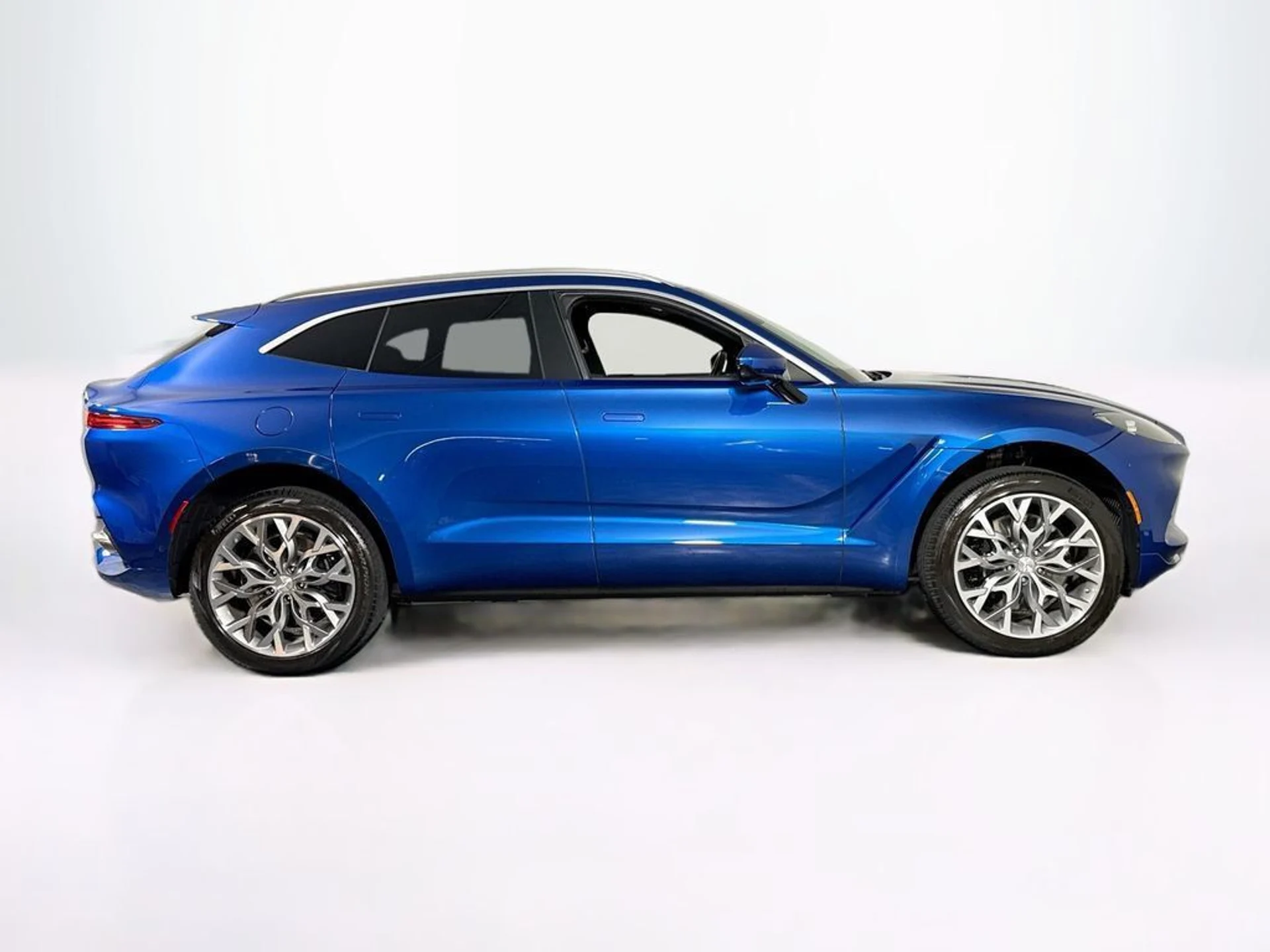 mph011_1847220078_used_2023_aston_martin_dbx_550_11350_23049541_12_1024_88a9eb4ebb