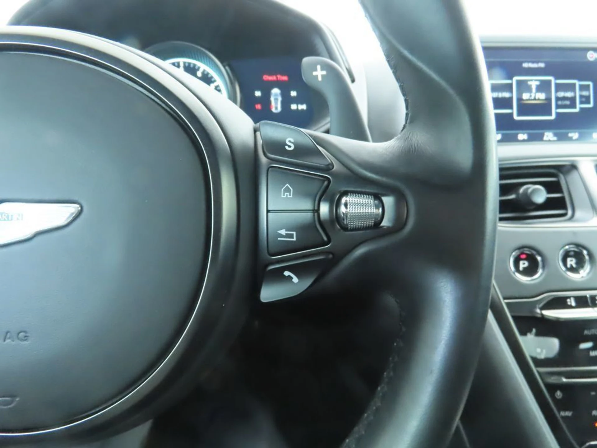 mph011_1848558944_used_2018_aston_martin_db11_v12coupe_8119_22975098_12_1024_fc019190f6