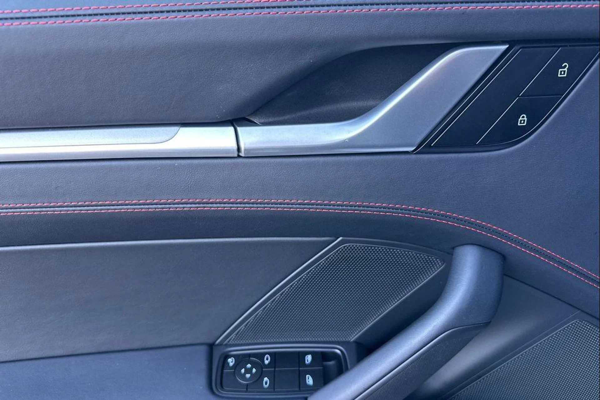 mph011_1882829880_g_HM_Css_Ai_PJVOJG_Od_Ndjfrs4zozs_417606619d