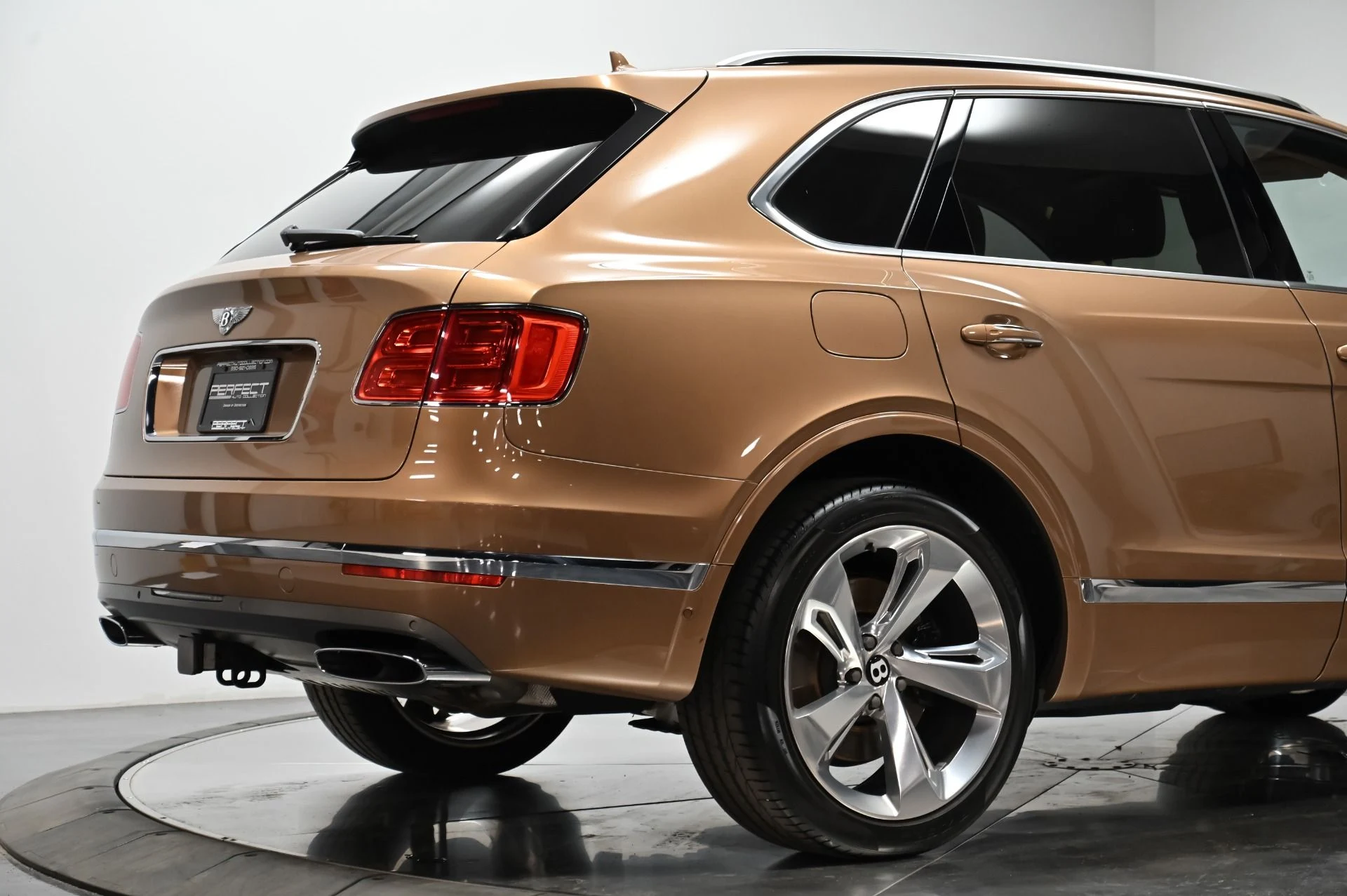 mph011_1925296386_Used_2017_Bentley_Bentayga_W12_1759876449_a4aa353c5b