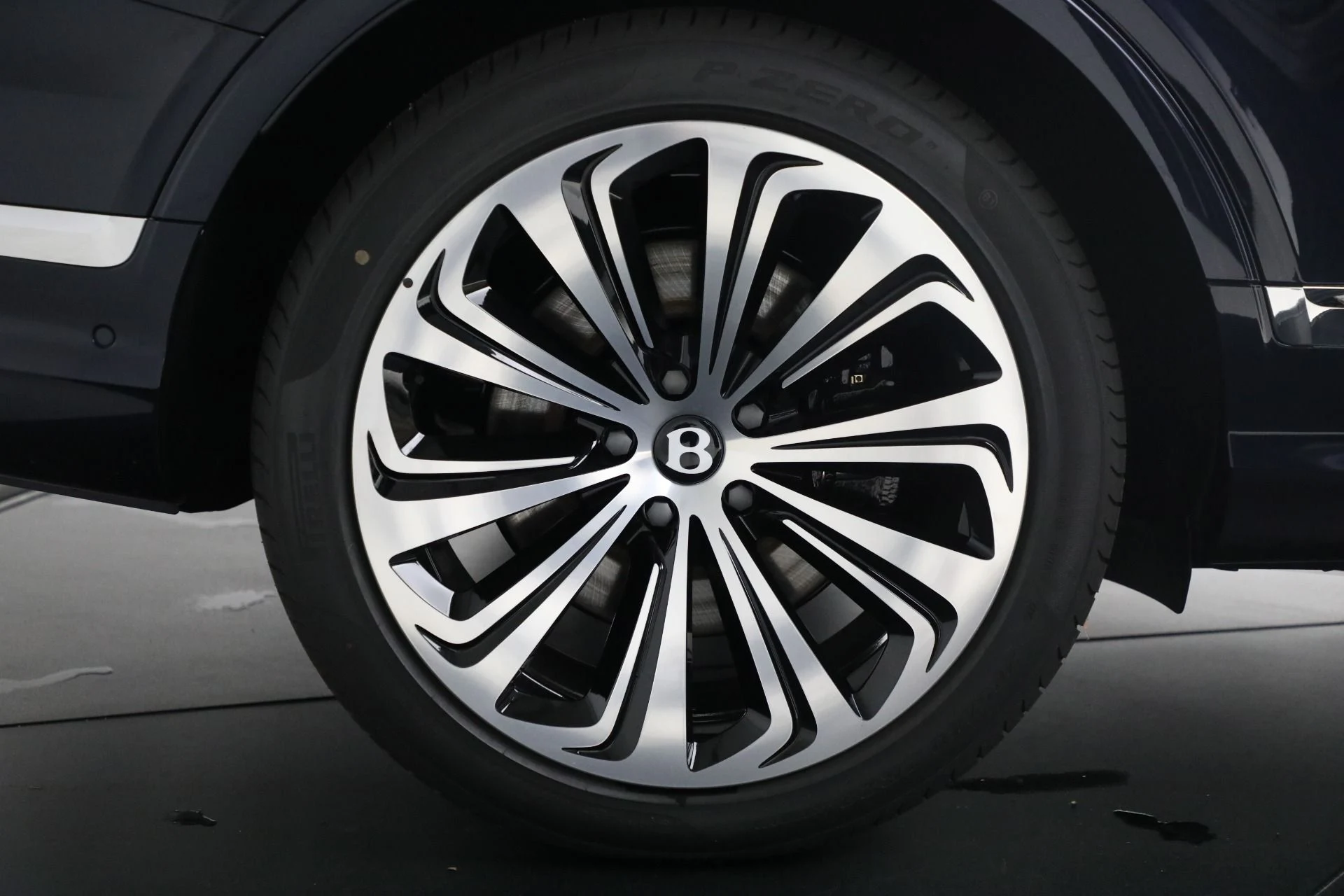 mph011_1952913261_New_2025_Bentley_Bentayga_Azure_V8_1762363198_346887a6aa