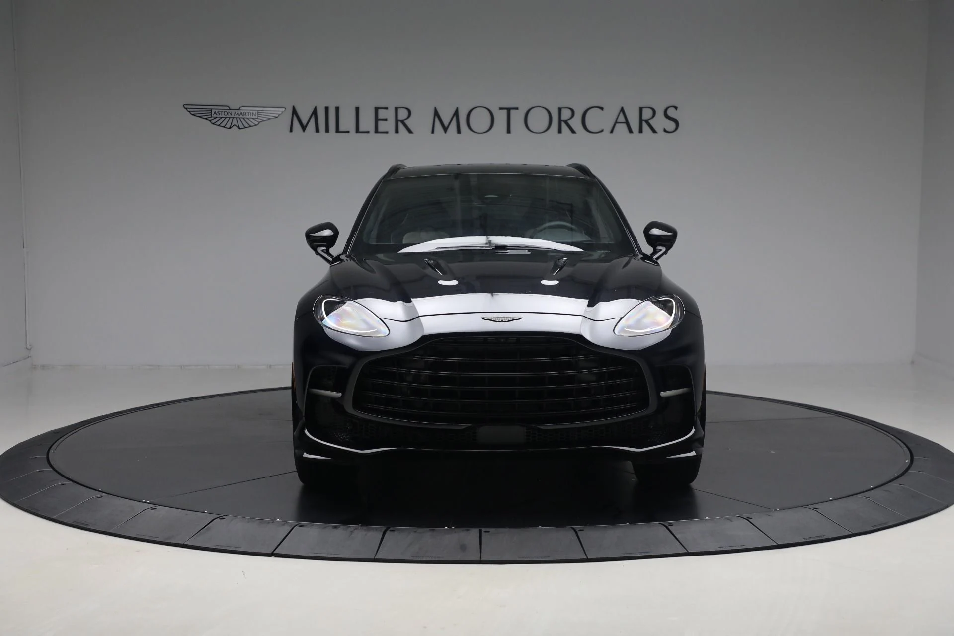 mph011_1975354467_New_2025_Aston_Martin_DBX_707_fac0f67fec