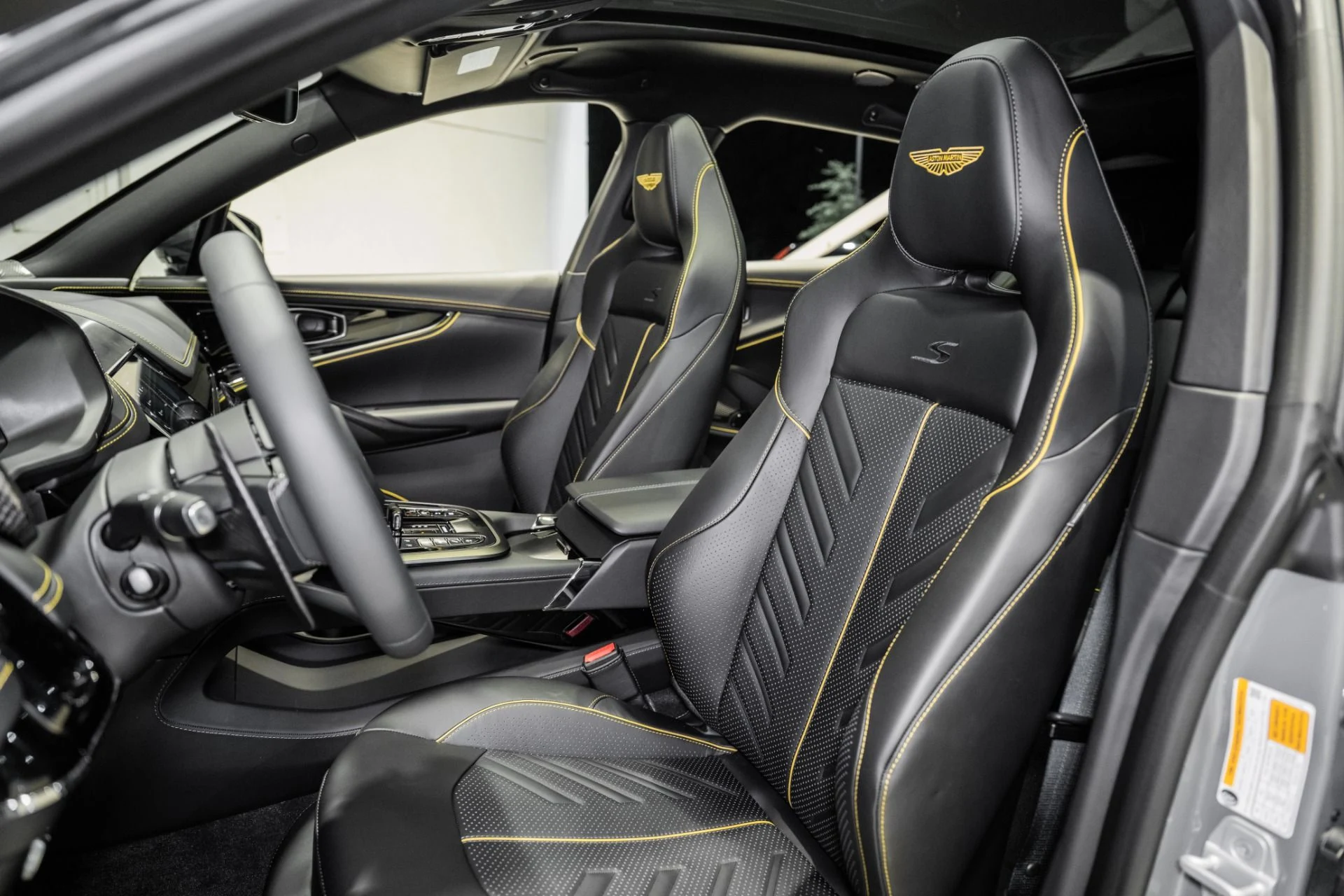 mph011_1982055559_New_2026_Aston_Martin_DBX_S_1778681702_9ab7b9e735
