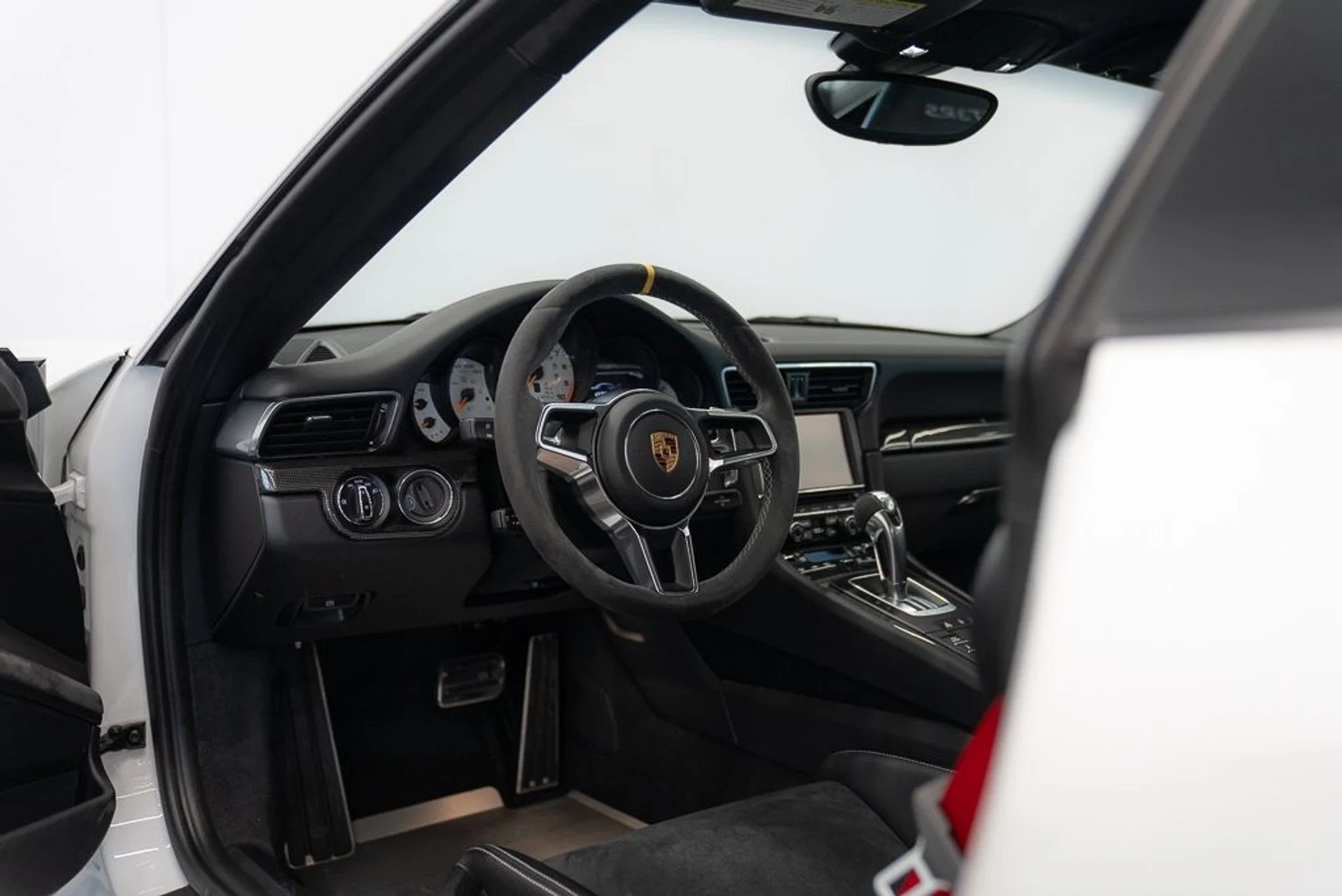 mph011_1999793488_porsche_911_2016_jpg_v_1780407122_08e7b97d82