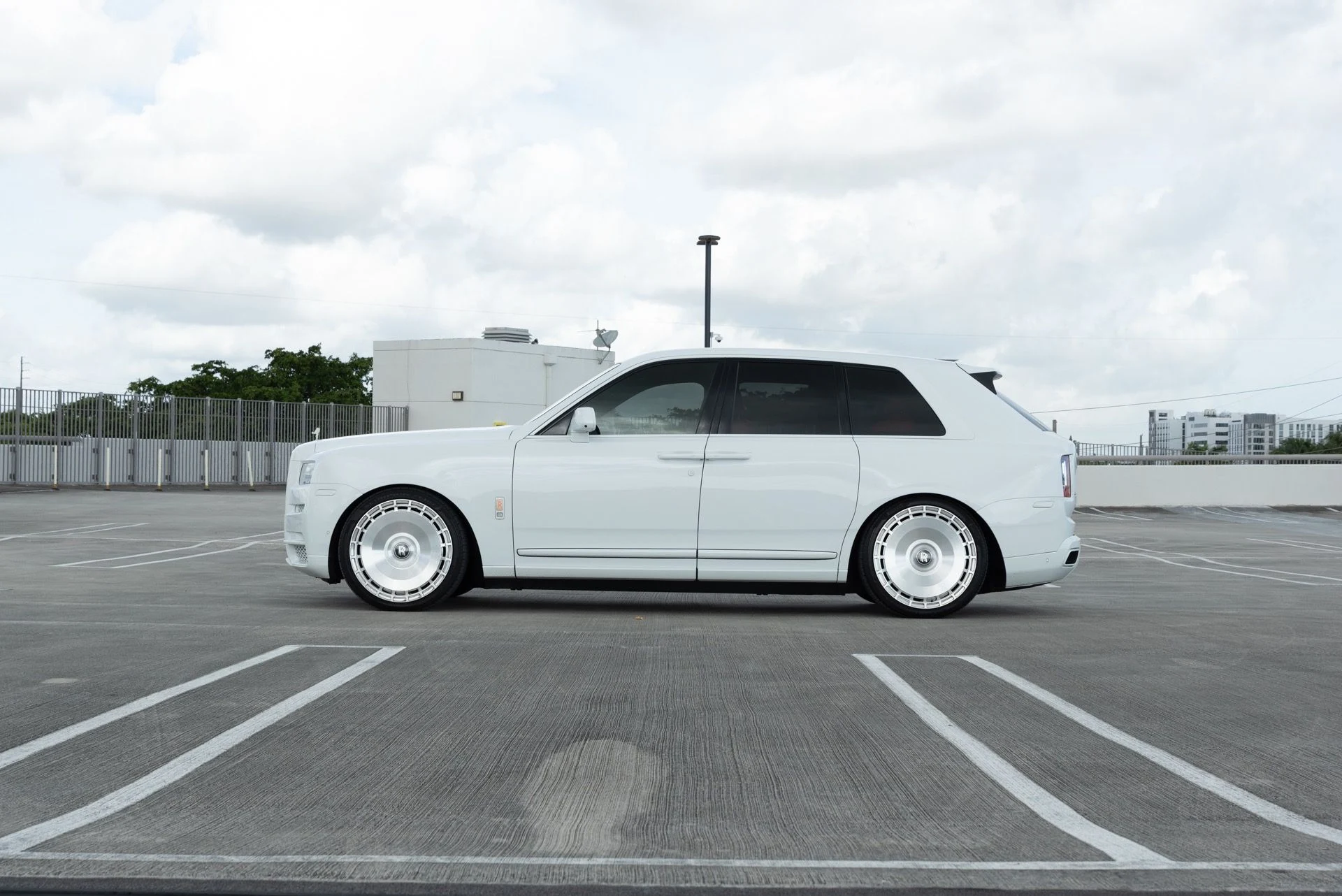 mph011_2006123352_Used_2020_Rolls_Royce_Cullinan_1764721010_d24fea03dd