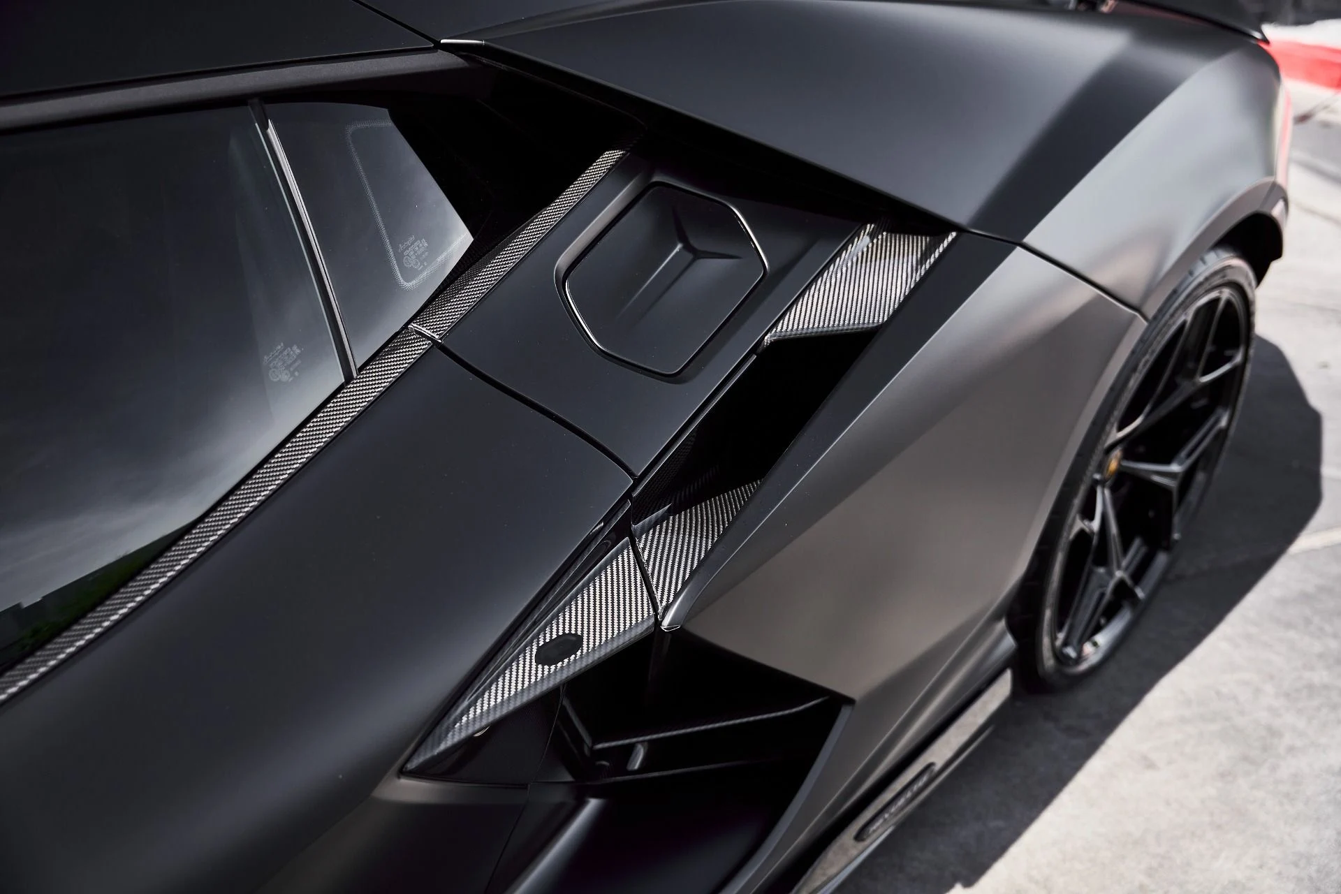 mph011_2041334791_Used_2025_Lamborghini_Revuelto_Base_1774300516_7525421b61