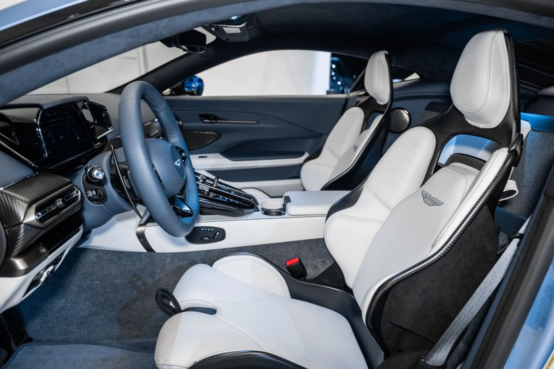 mph011_2052061278_Used_2025_Aston_Martin_Vantage_Coupe_1741617065_9dcdc4c47c