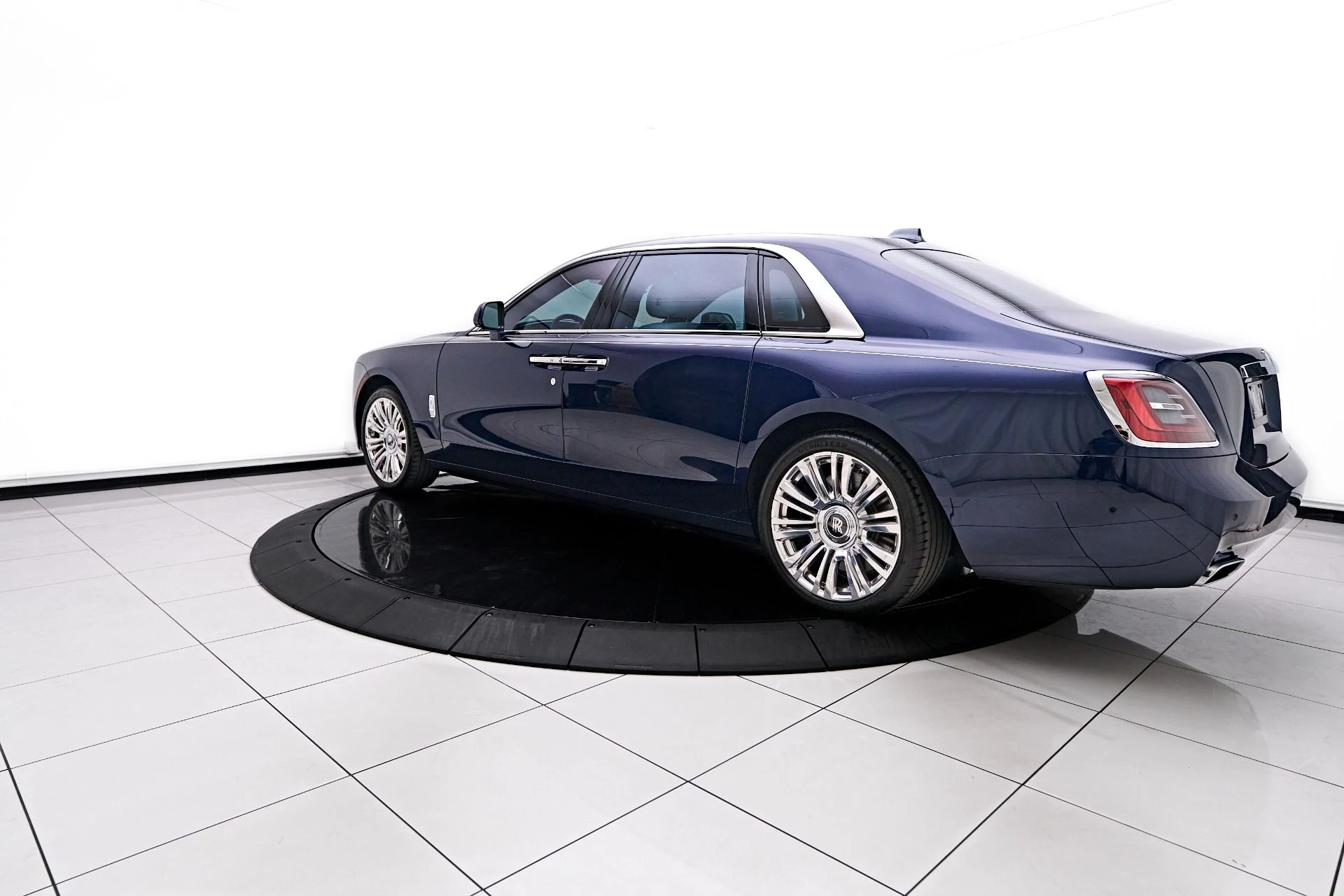 mph011_2052192444_Used_2023_Rolls_Royce_Ghost_1755200436_735ce7bdb2