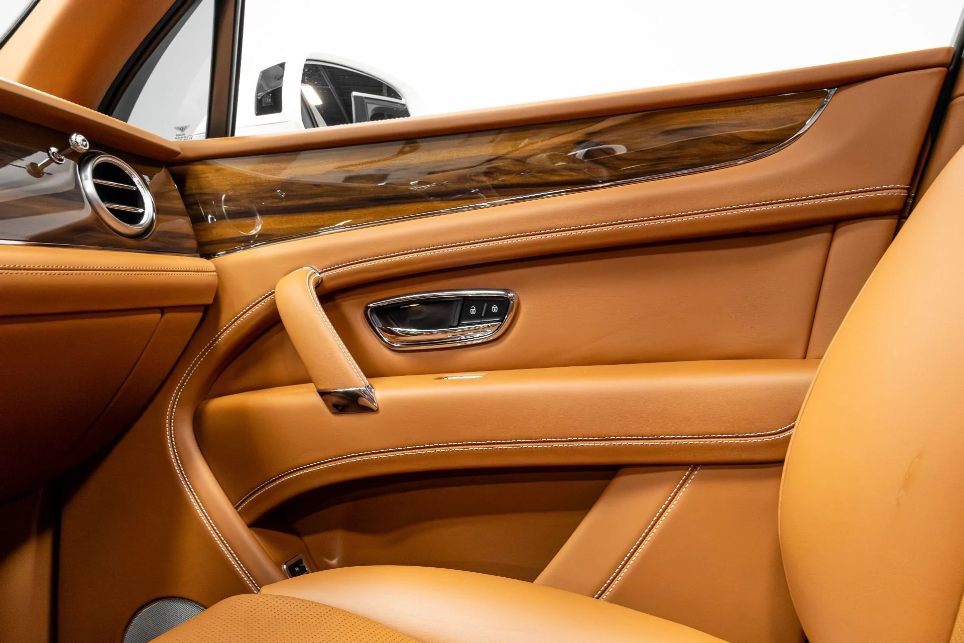 mph011_2053828571_Used_2019_Bentley_Bentayga_V8_1771459975_45602b2151