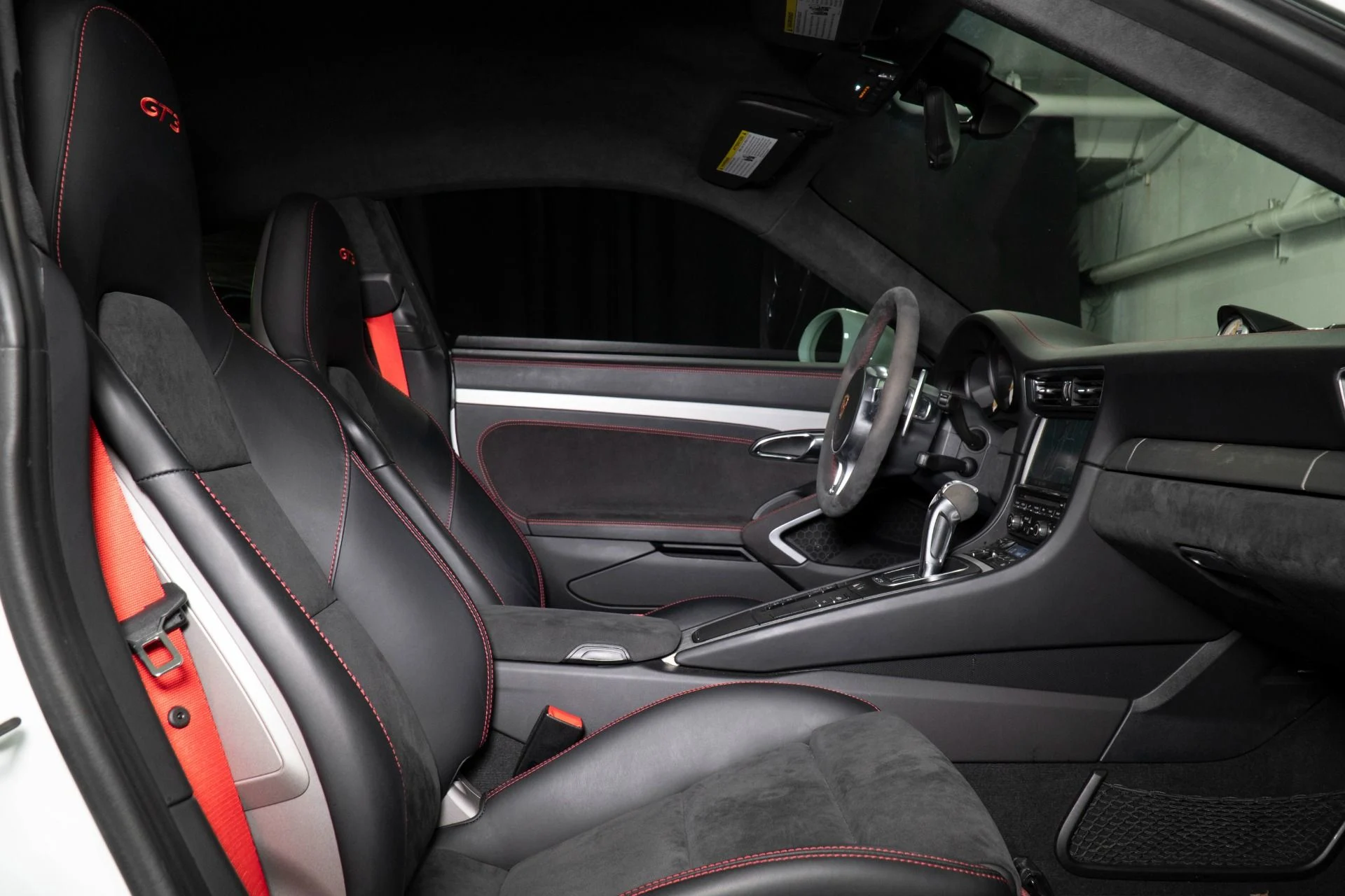 mph011_2062909153_Used_2015_Porsche_911_GT_3_1777044815_633dbd3a57