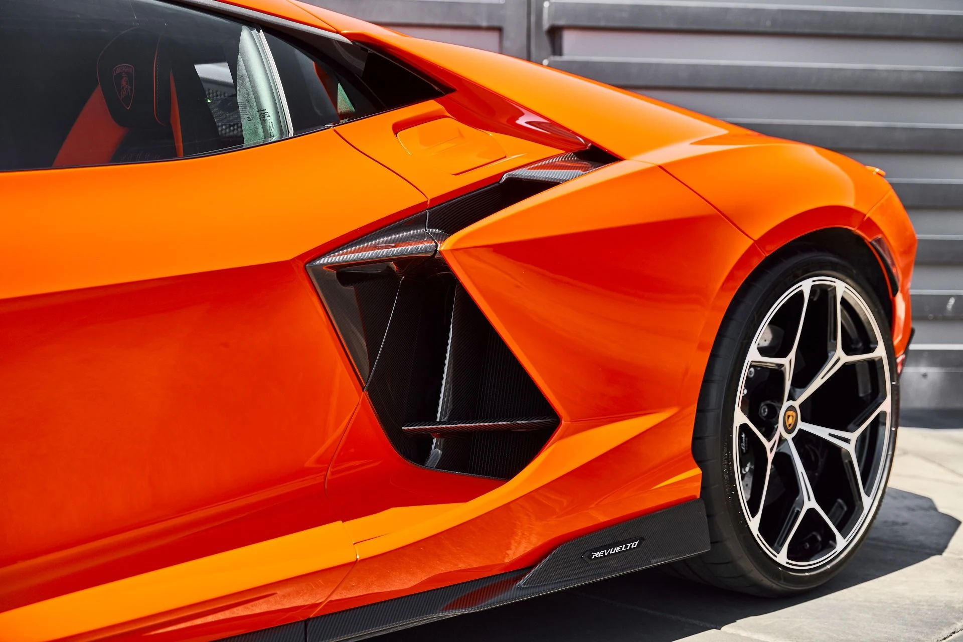 mph011_2095108595_Used_2024_Lamborghini_Revuelto_Base_1786150876_627cd1f70d