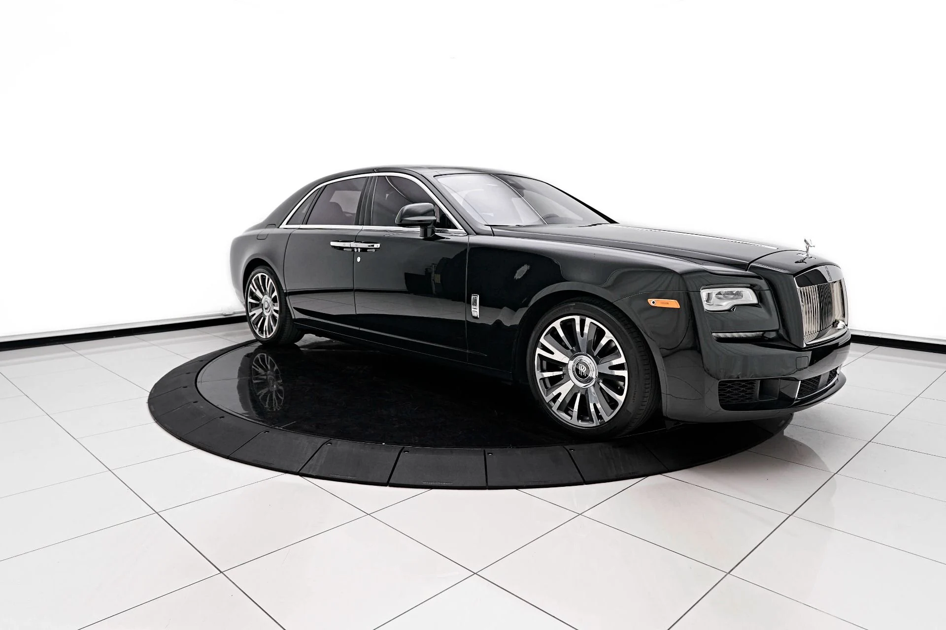 mph011_2110146598_Used_2019_Rolls_Royce_Ghost_Base_1713298107_f30a5a6e2c