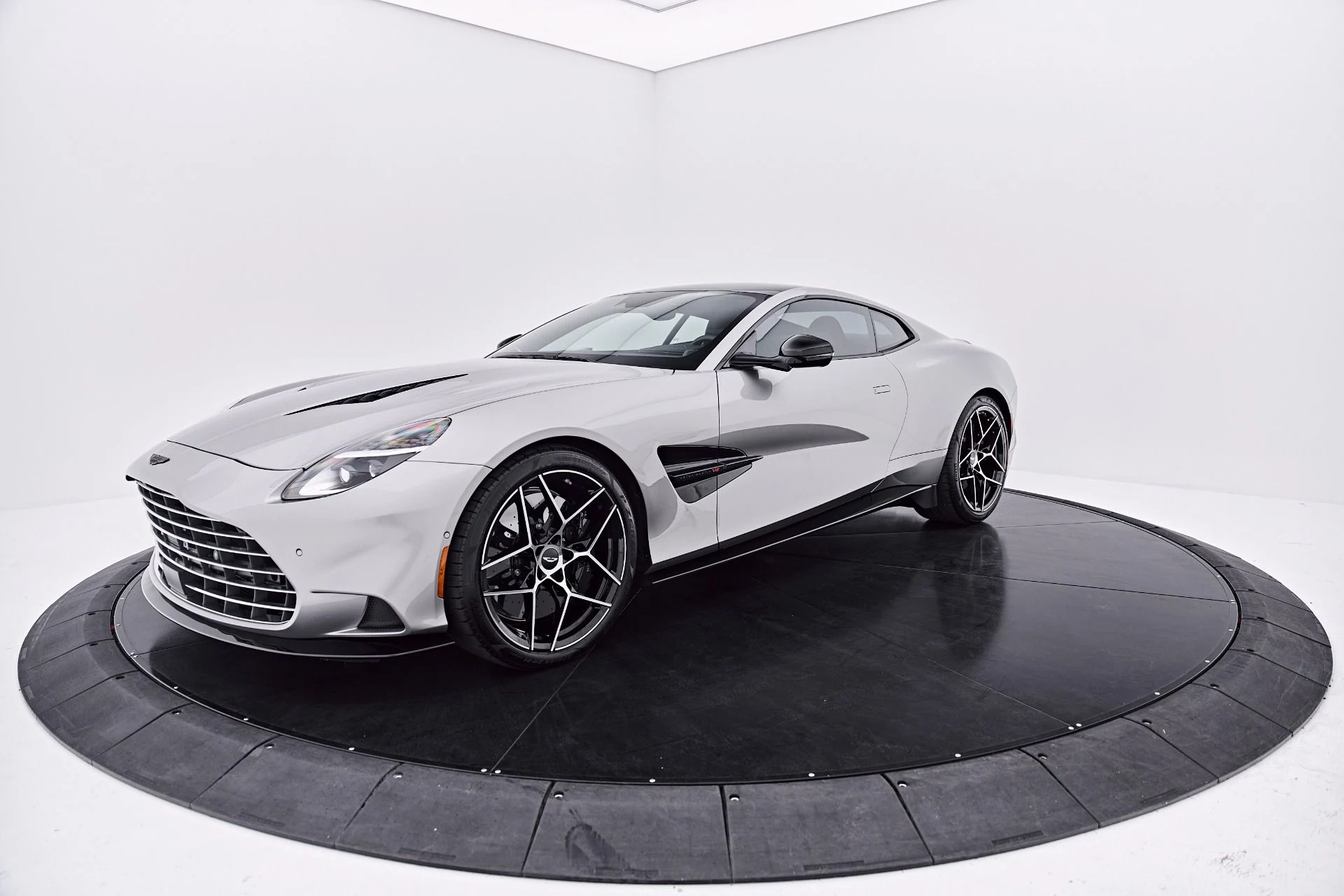 mph011_2121064447_Used_2025_Aston_Martin_Vanquish_V12_1786045788_e10fb7d82c