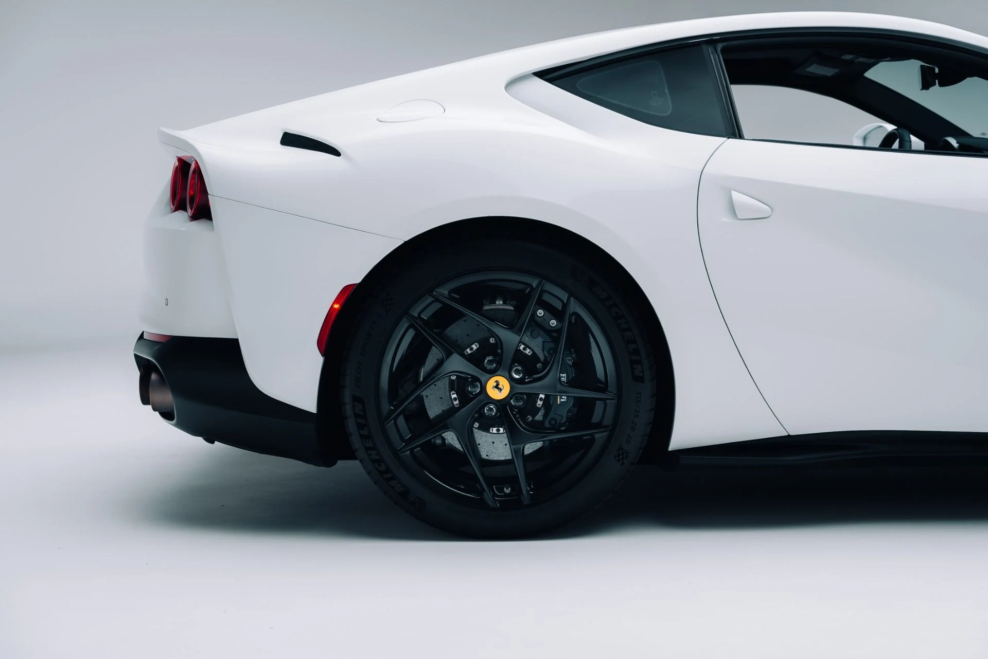 mph011_2126981358_Used_2019_Ferrari_812_Superfast_1787186168_b96fd30f2a
