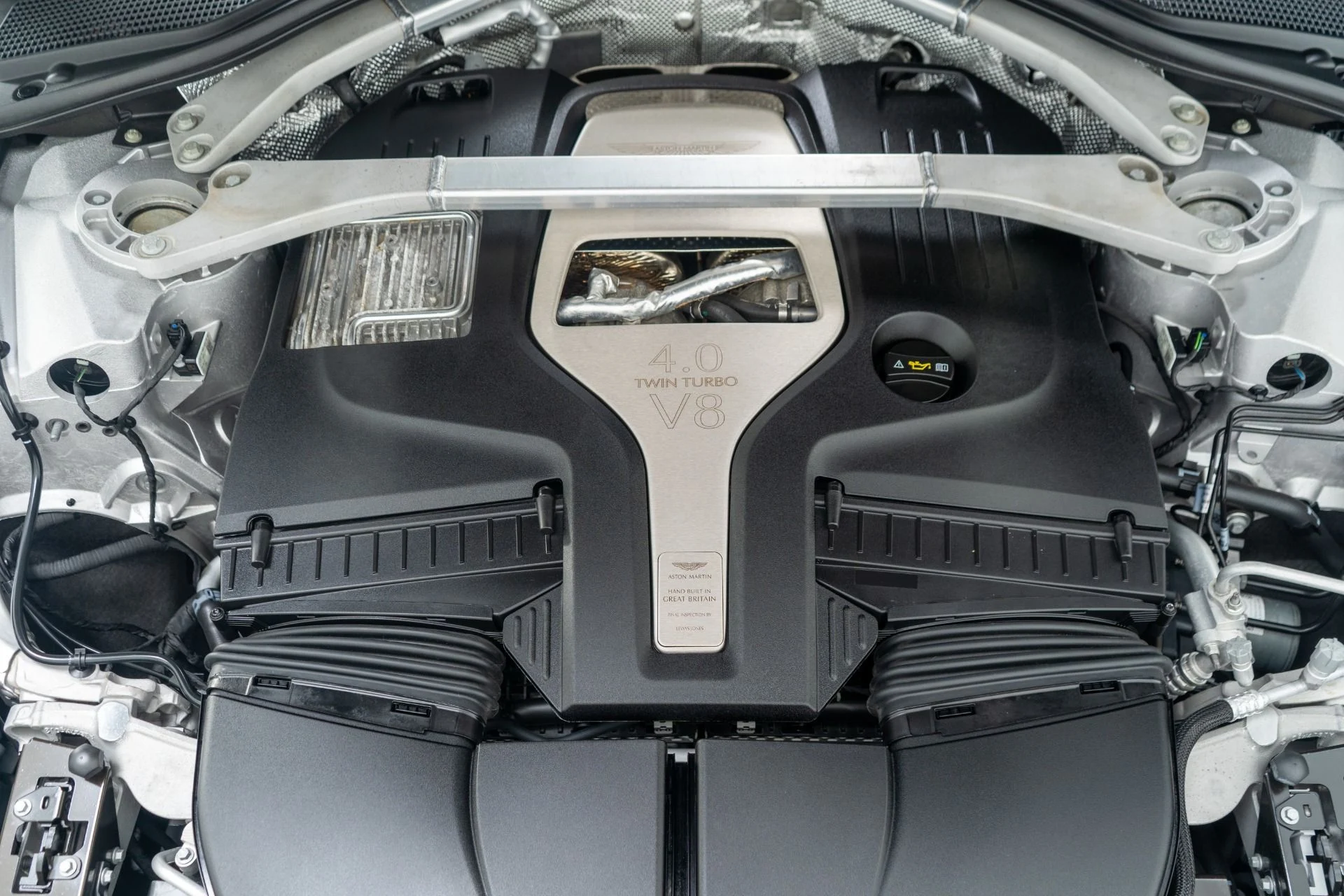 mph011_2135599790_Used_2022_Aston_Martin_DBX_1755547970_8b5b41f239