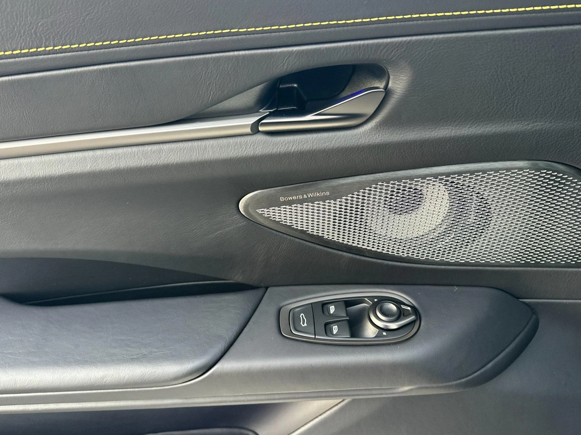 mph011_2136737742_New_2026_Aston_Martin_Vantage_Roadster_1764774694_0499f1a1c8