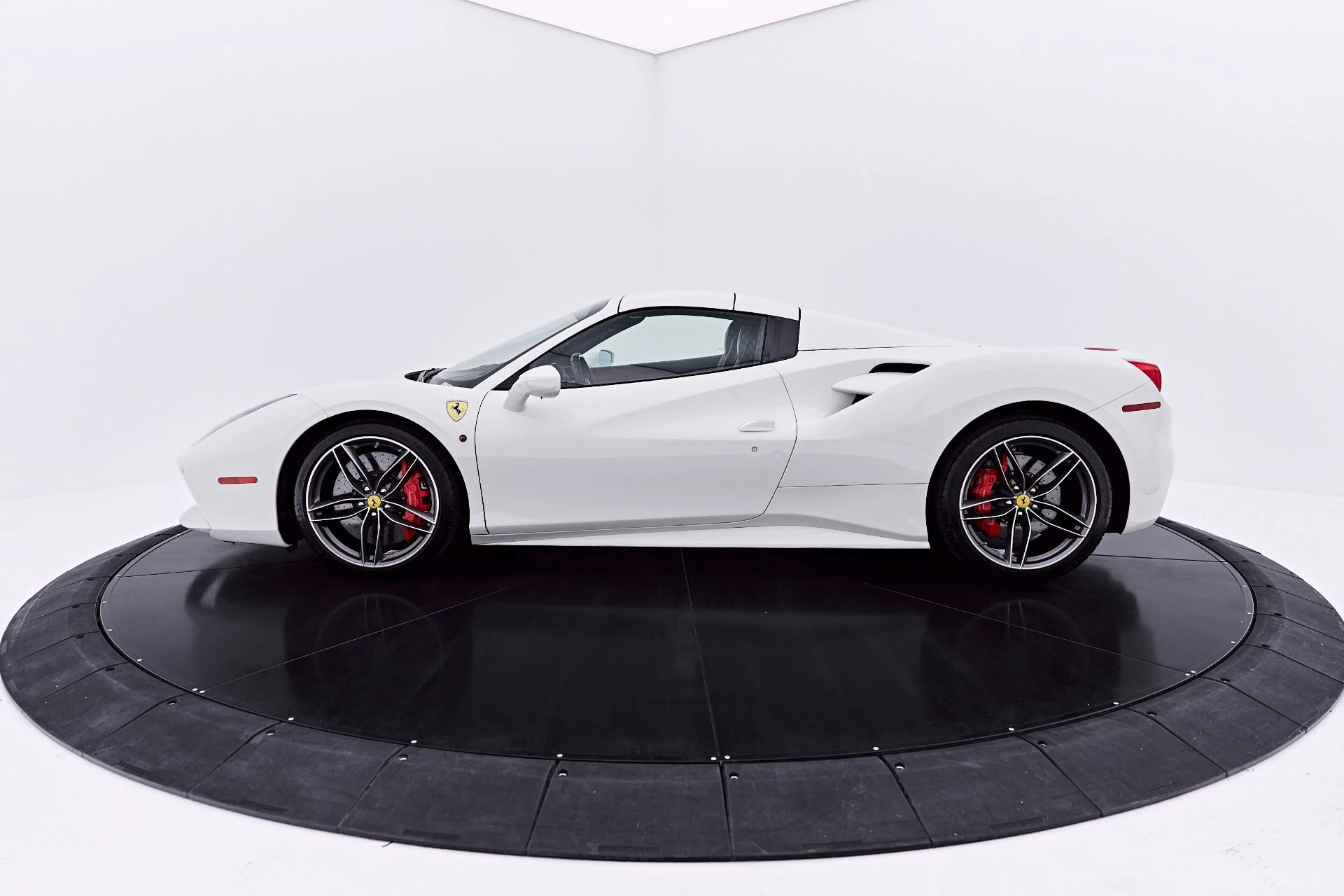 mph011_2153687532_Used_2019_Ferrari_488_Spider_Base_1782196624_5d38bcbfac